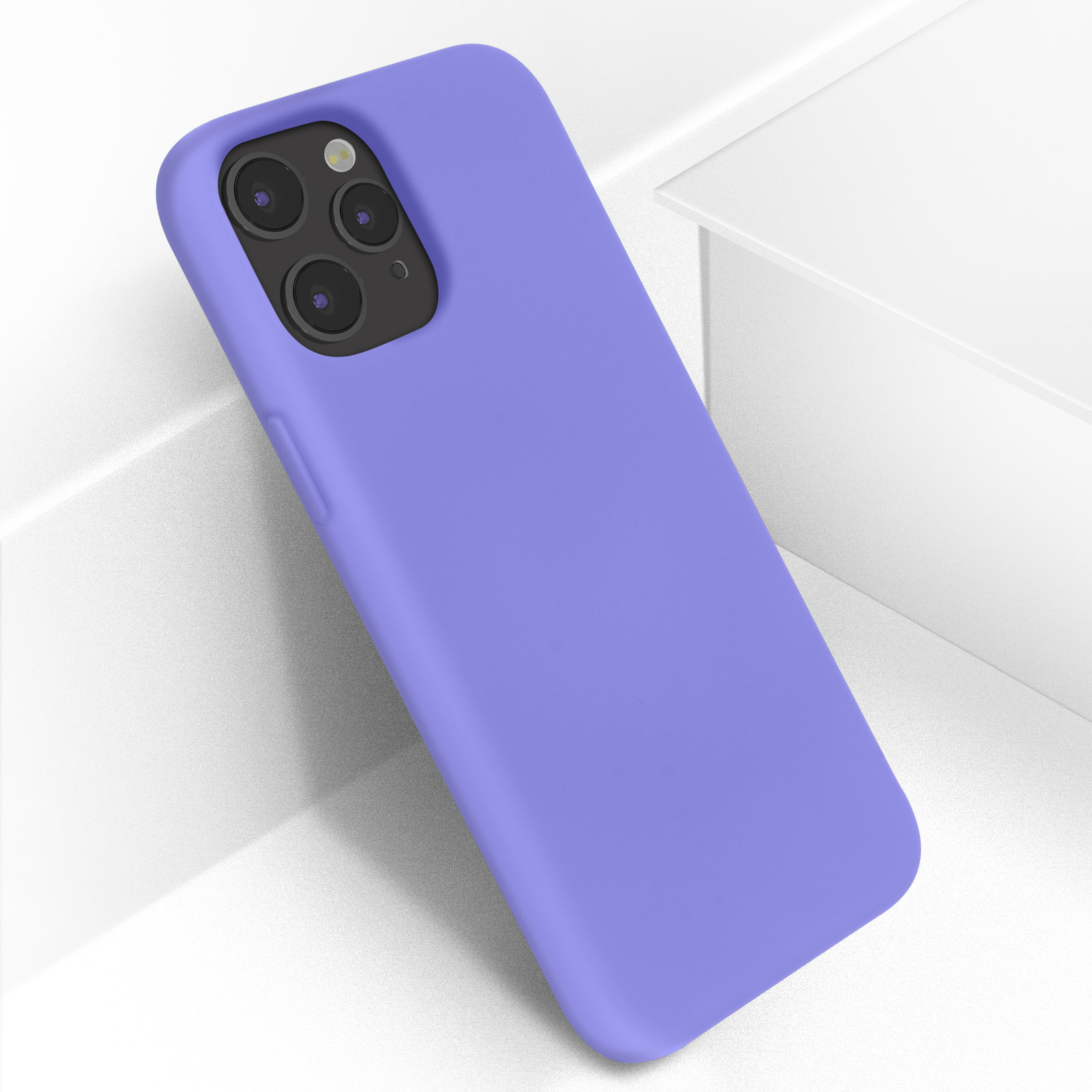 Een paarse telefoonhoes op een wit oppervlak. De hoes is effen en heeft uitsparingen voor de camera.