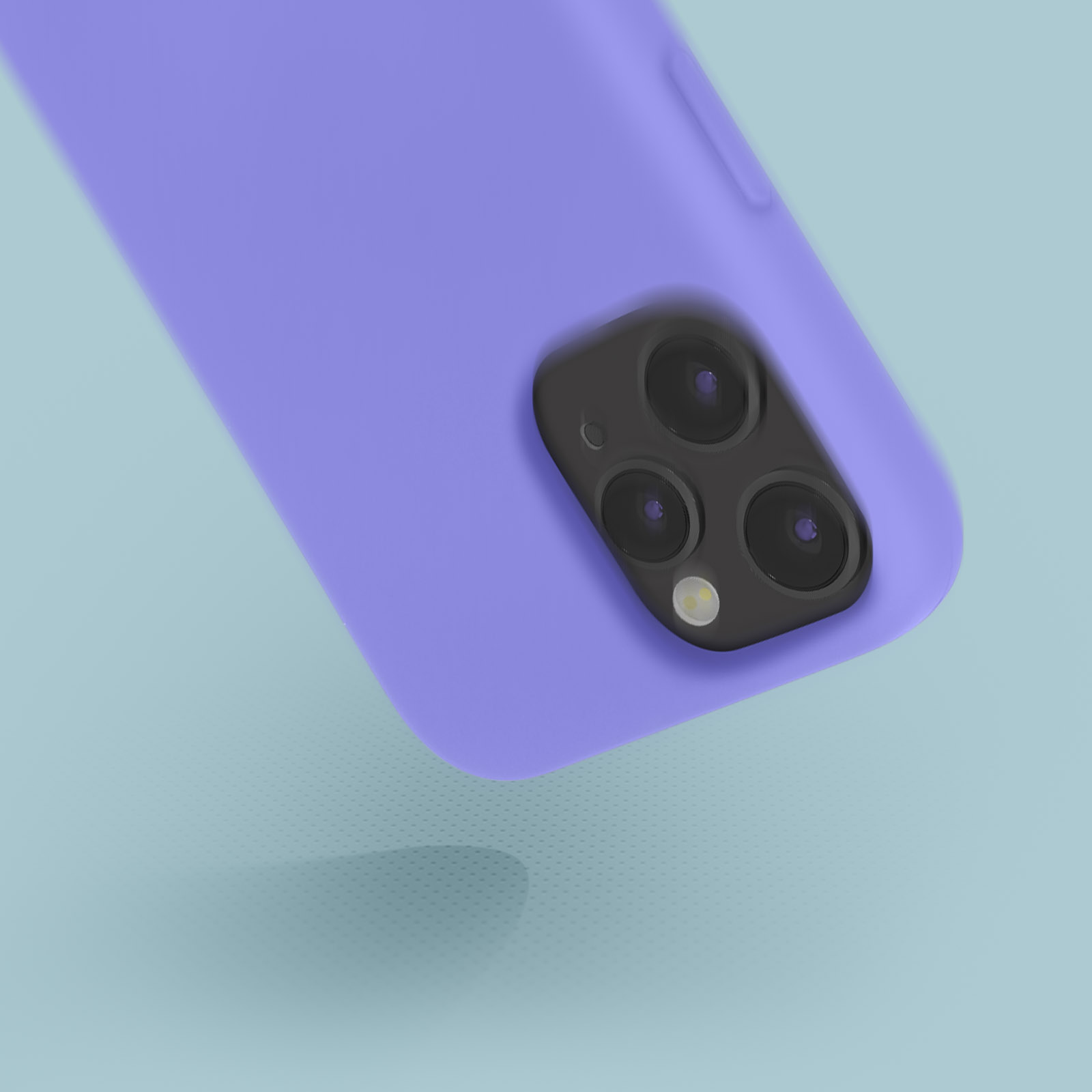 Paarse telefoonhoes. Telefooncamera zichtbaar. Lichtblauwe achtergrond.