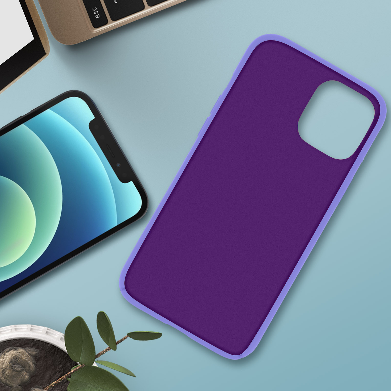 Een telefoonhoesje, paars met een lichtpaarse rand, op een lichtblauwe ondergrond. Een telefoon en bladeren zijn aanwezig.