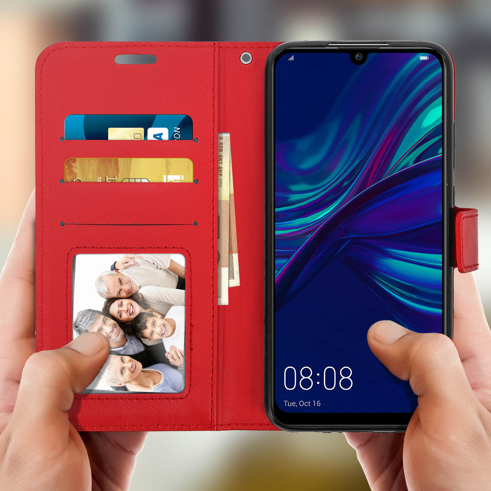 Custodia rossa per telefono aperta, con telefono e carte all'interno, tenuta in mano.