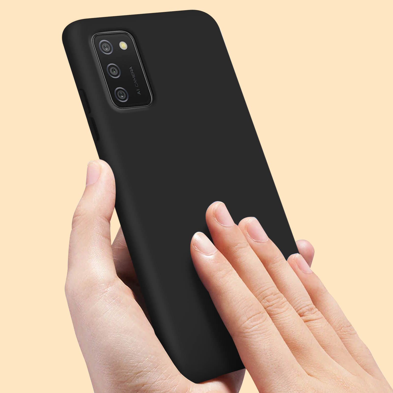 Telefono nero tenuto in mano. Il telefono ha tre fotocamere. Sfondo pesca.