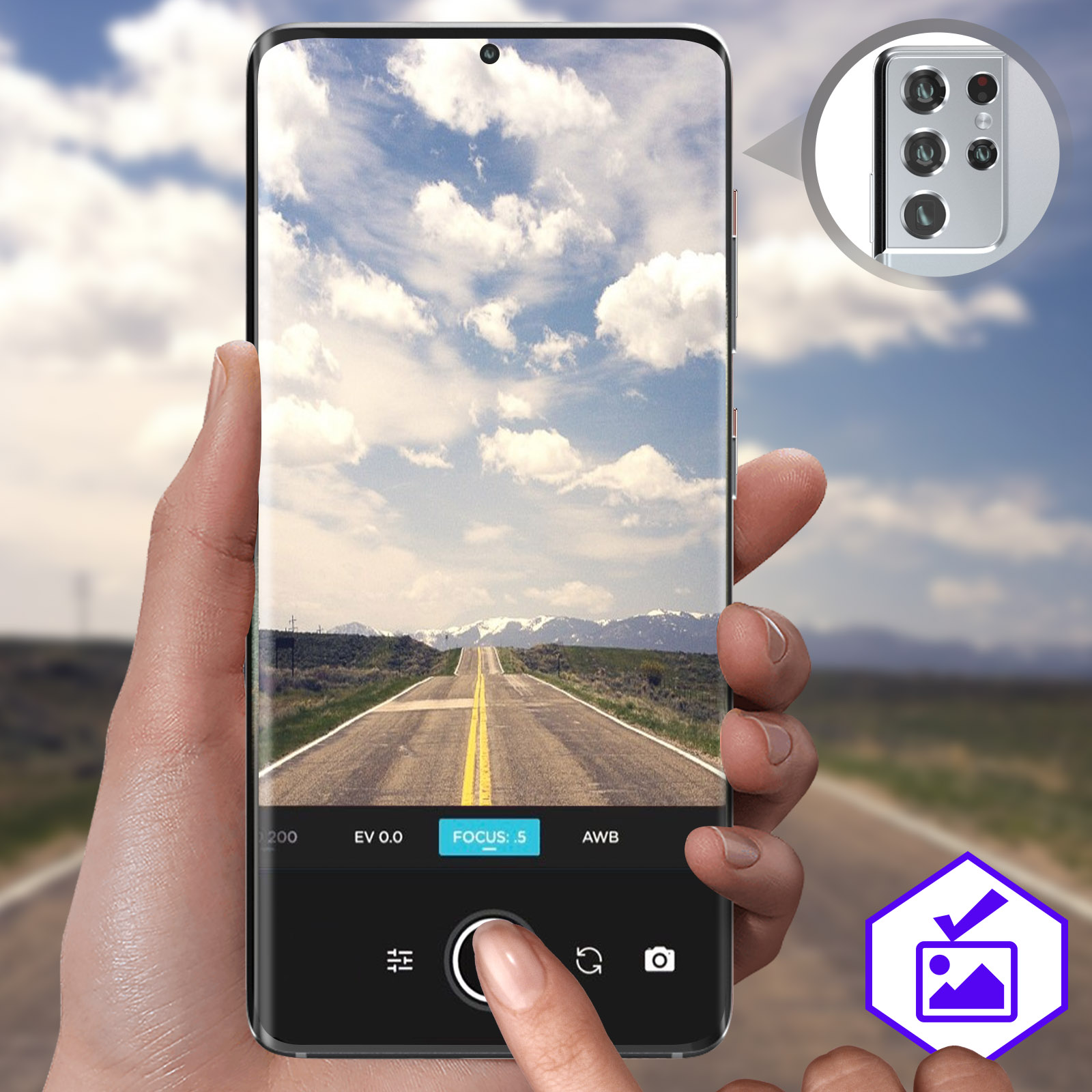 Una mano che tiene un telefono che mostra una strada. È visibile un display della fotocamera ingrandito.