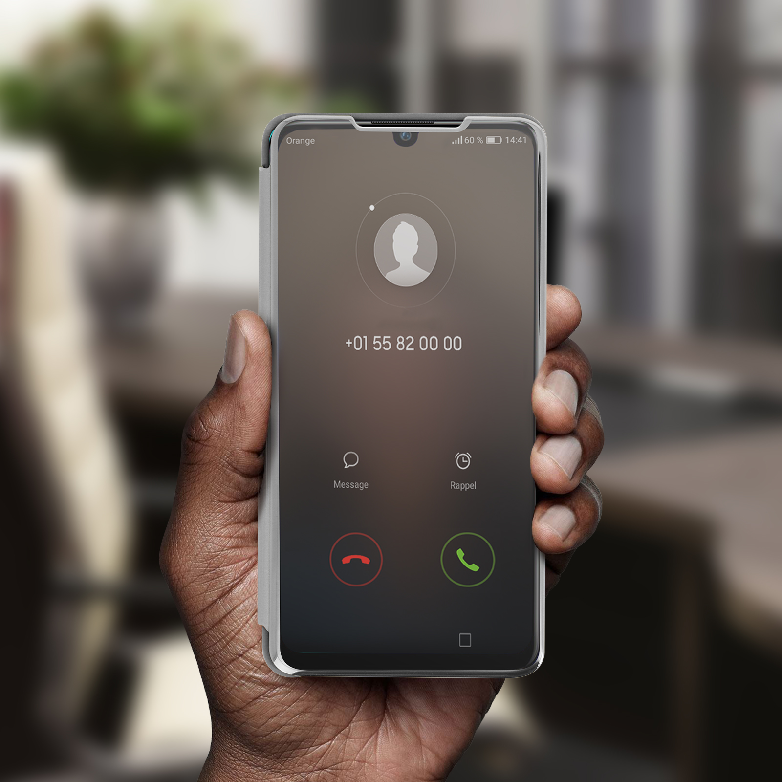 Una mano che tiene un telefono con uno schermo di chiamata visualizzato. Interfaccia di chiamata con numero.