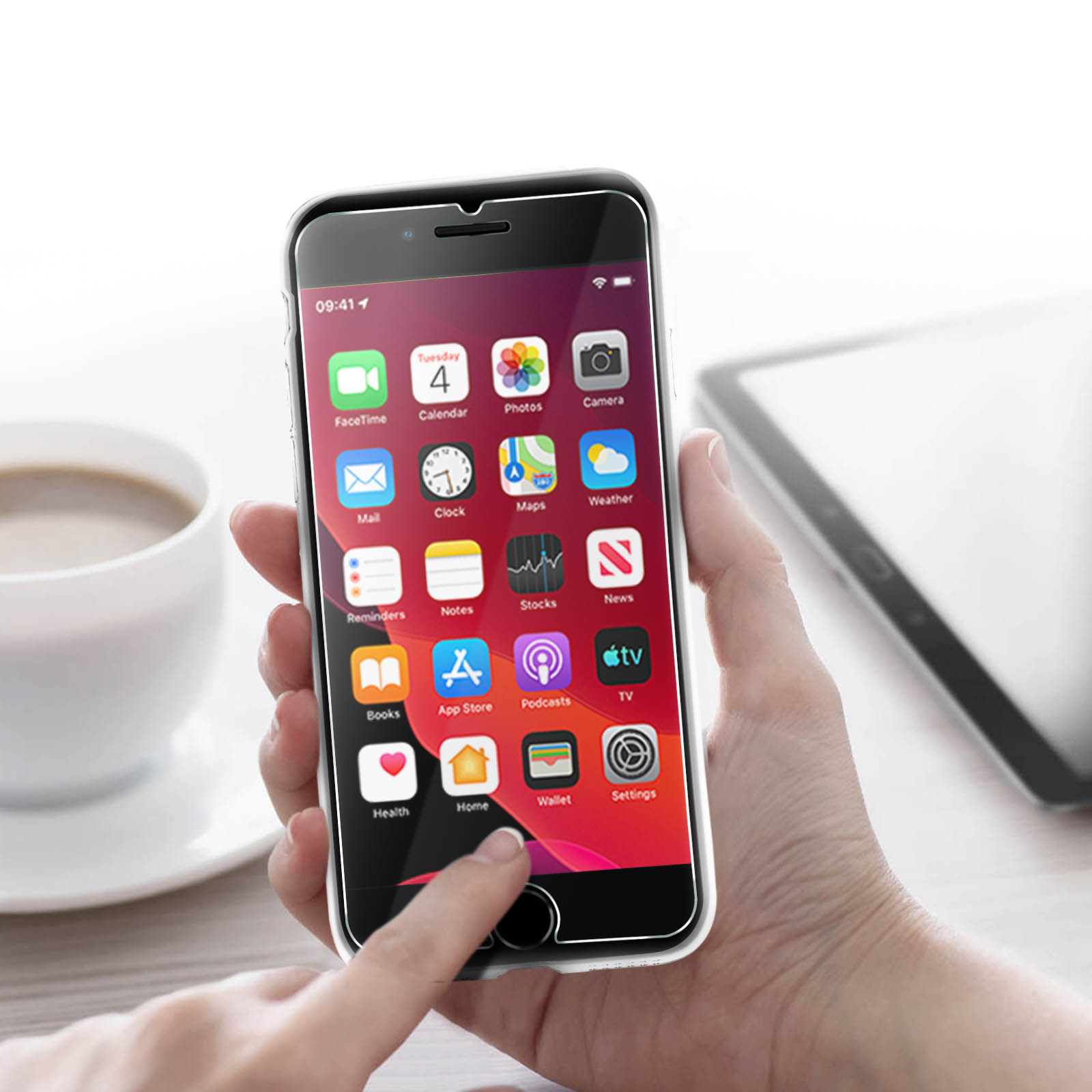 Mano che tiene un telefono con un display di app. Il telefono è in una custodia.