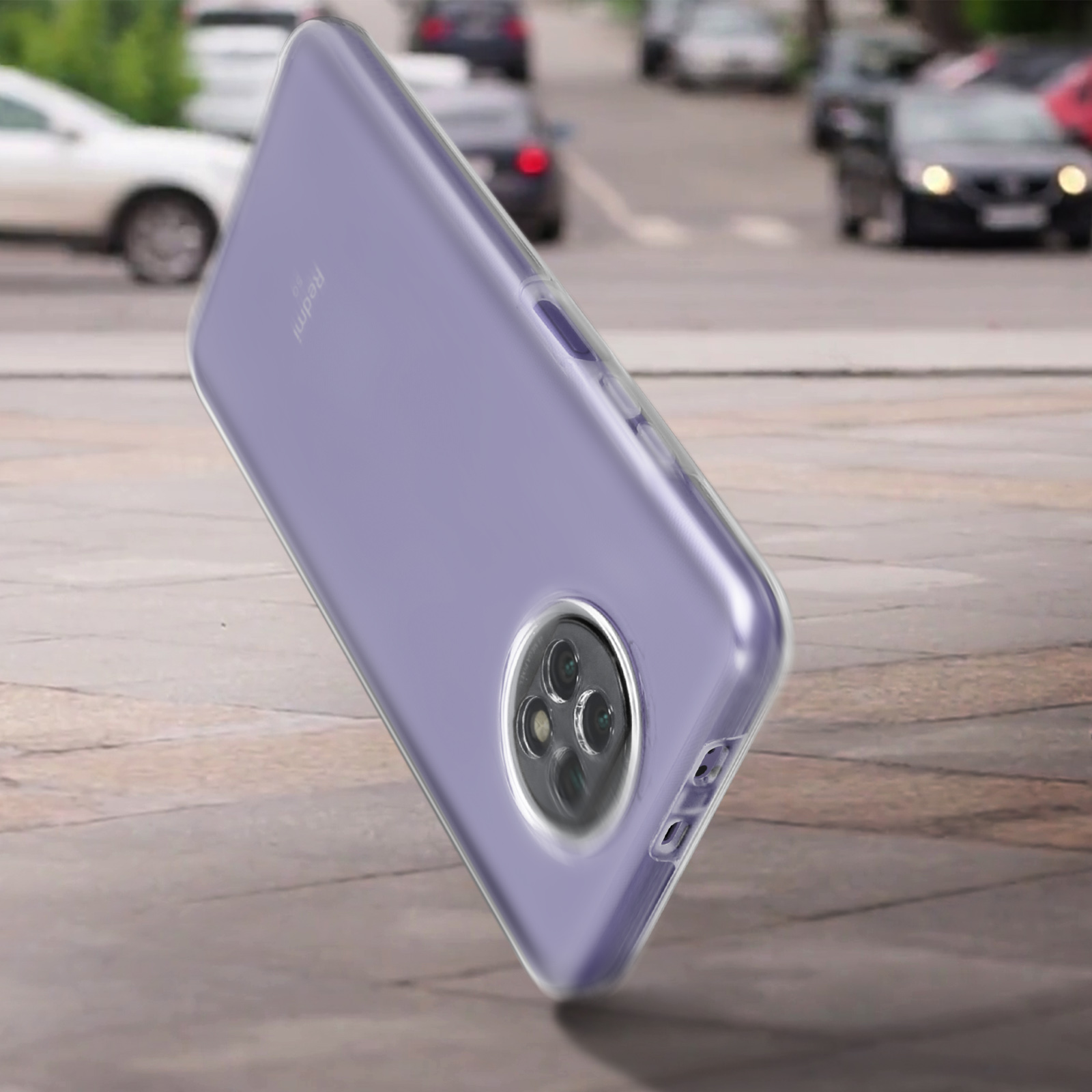 Une coque de téléphone violette dans la rue. Le téléphone a un module caméra. Les voitures sont floues en arrière-plan.