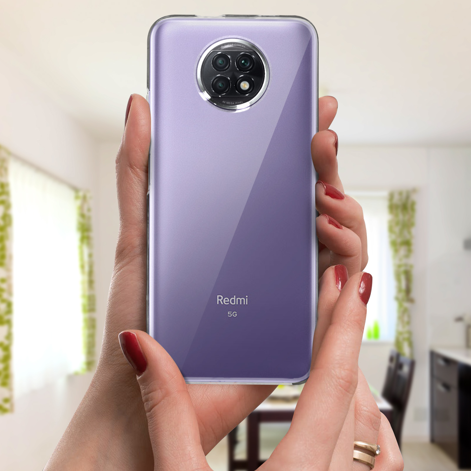 Coque de téléphone violette tenue par deux mains avec des ongles rouges. La coque recouvre l'arrière du téléphone avec une caméra.