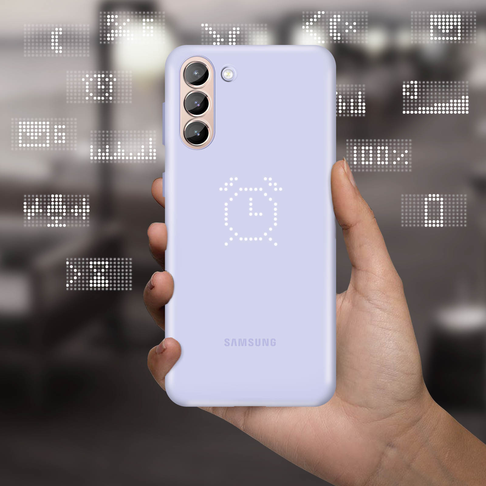 Eine Hand hält ein hellviolettes Telefon. Die Rückseite des Telefons zeigt einen gepunkteten Wecker.