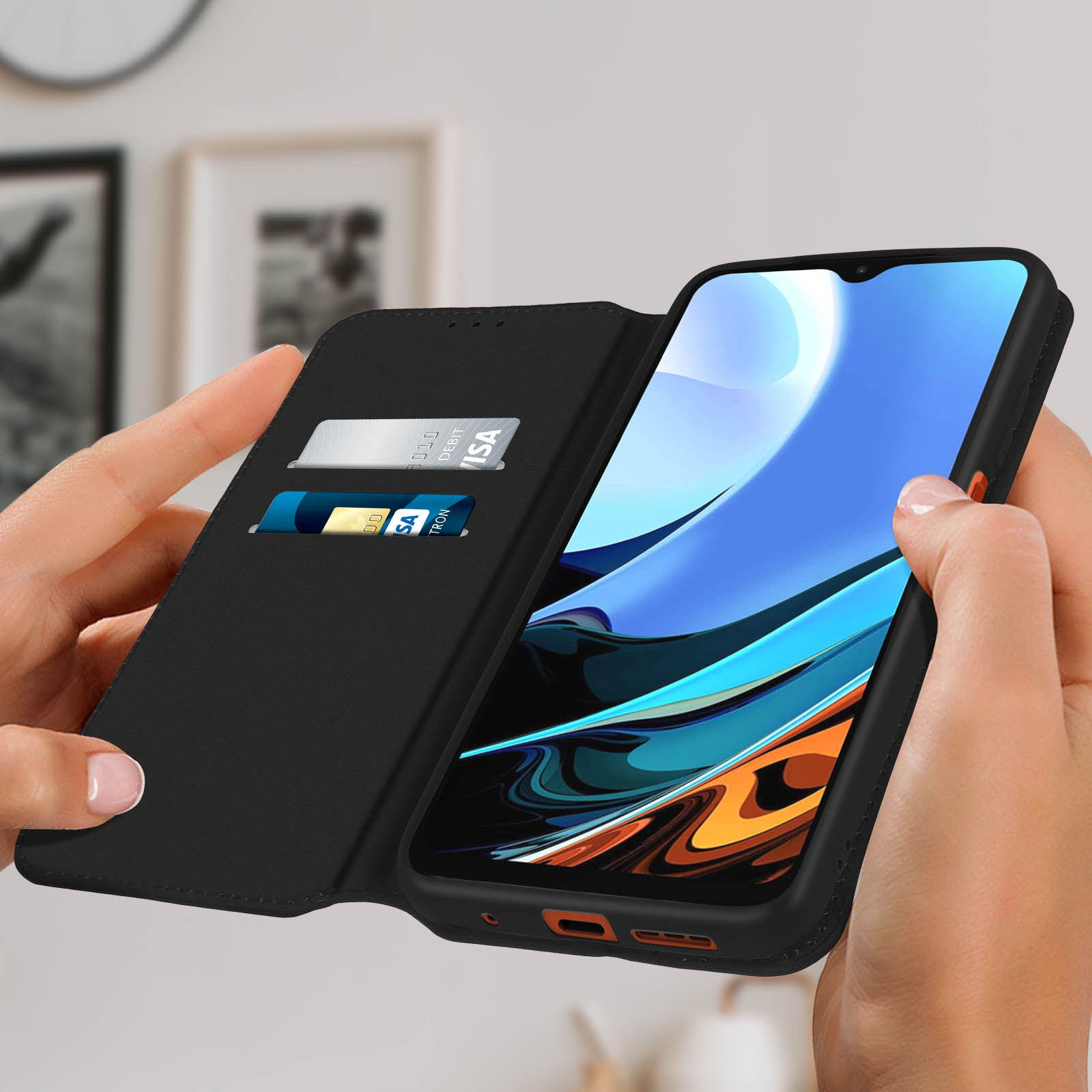 Coque noire avec téléphone à l'intérieur. Le téléphone est ouvert, montrant des cartes. Mains tenant la coque.