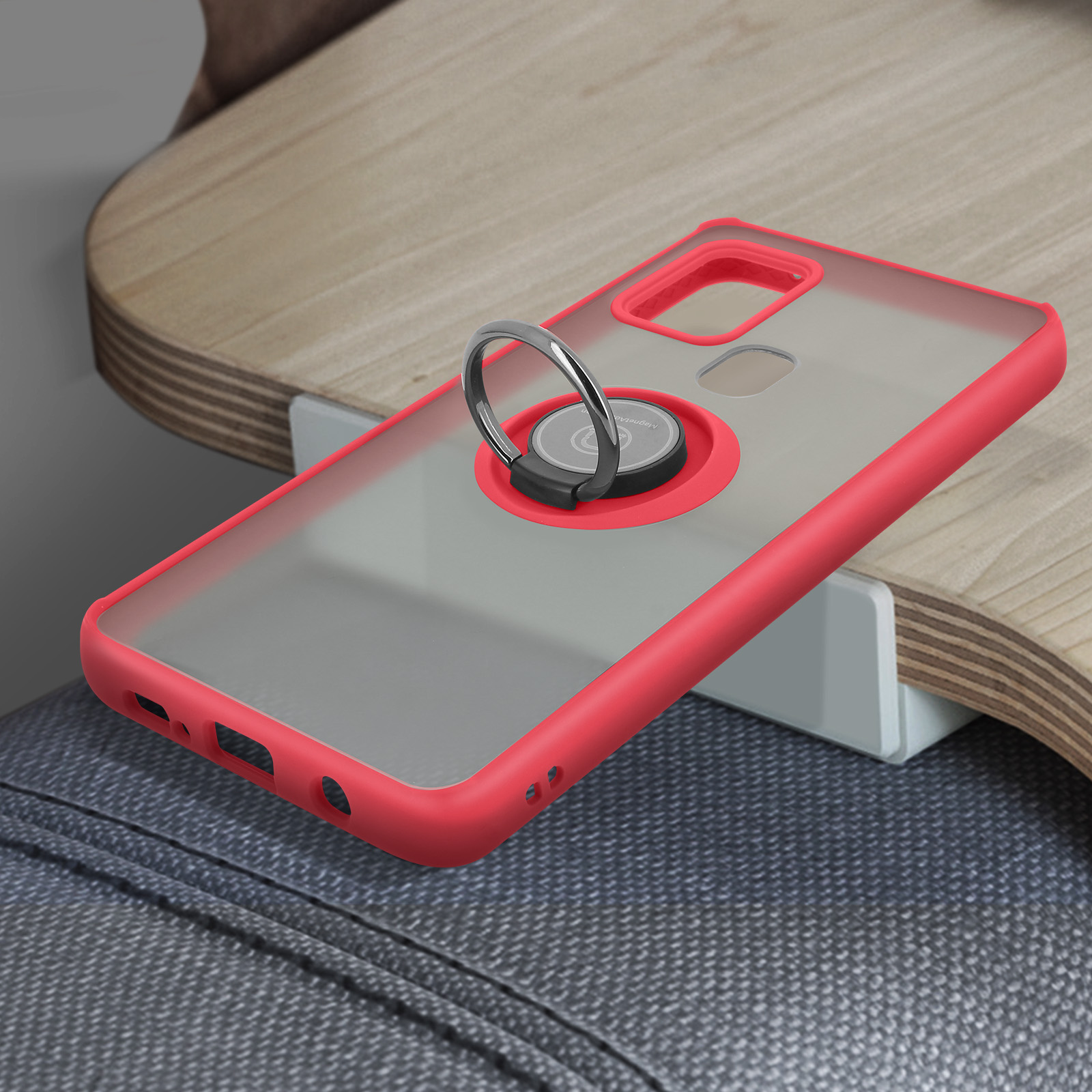 Coque de téléphone transparente avec bord rouge et support de bague sur surface en bois.