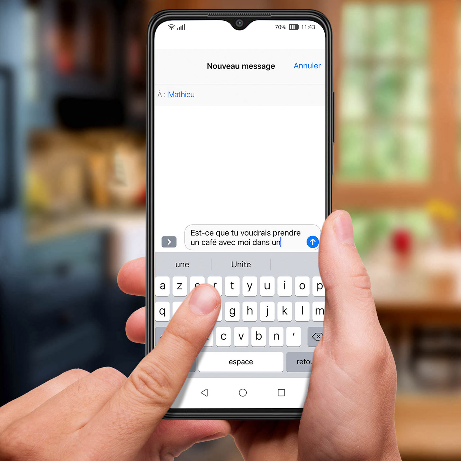 Hand typt op een telefoon, een chatscherm is zichtbaar. De telefoon is close-up met een wazige achtergrond.