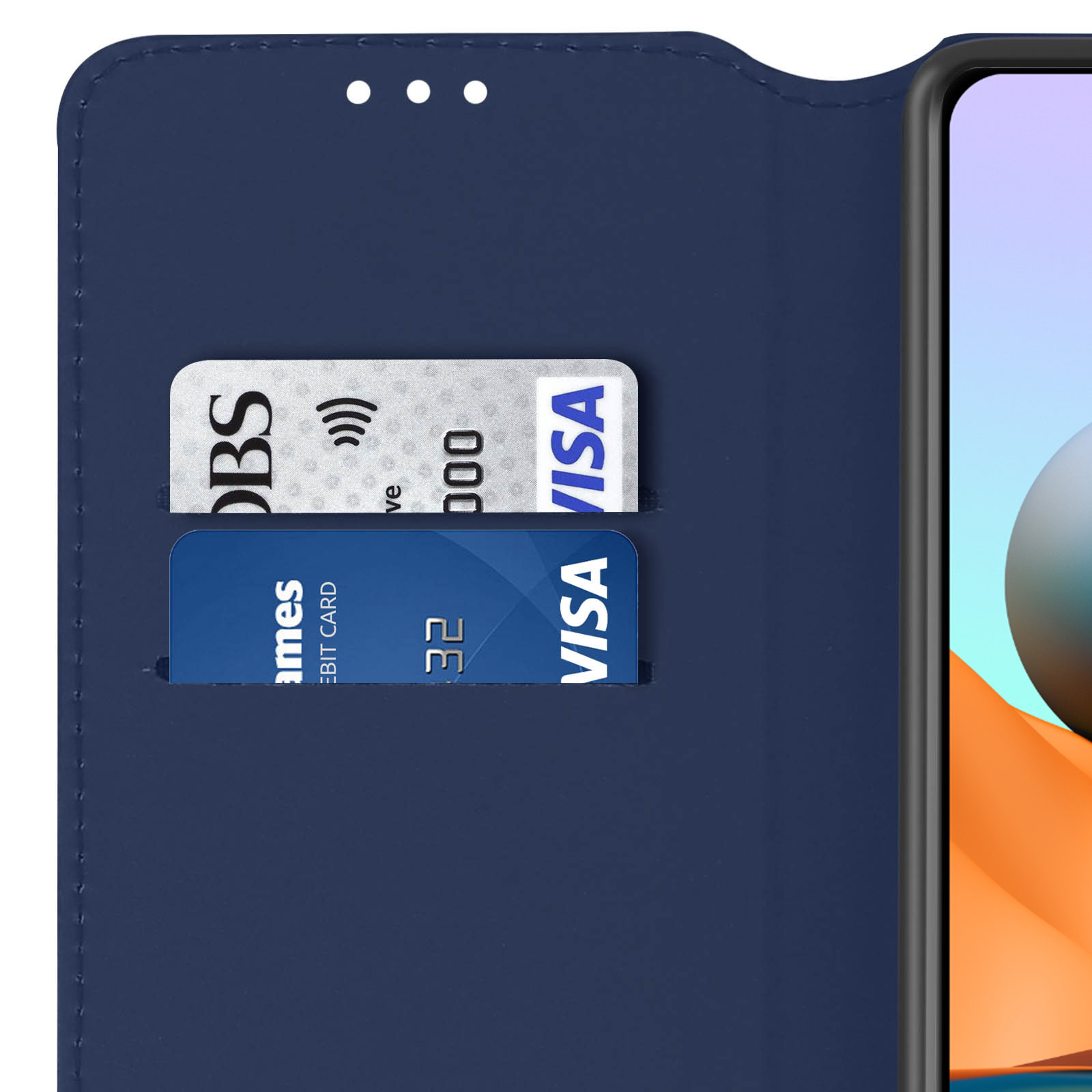 Custodia blu per telefono con carte visibili. Sfondo bianco.