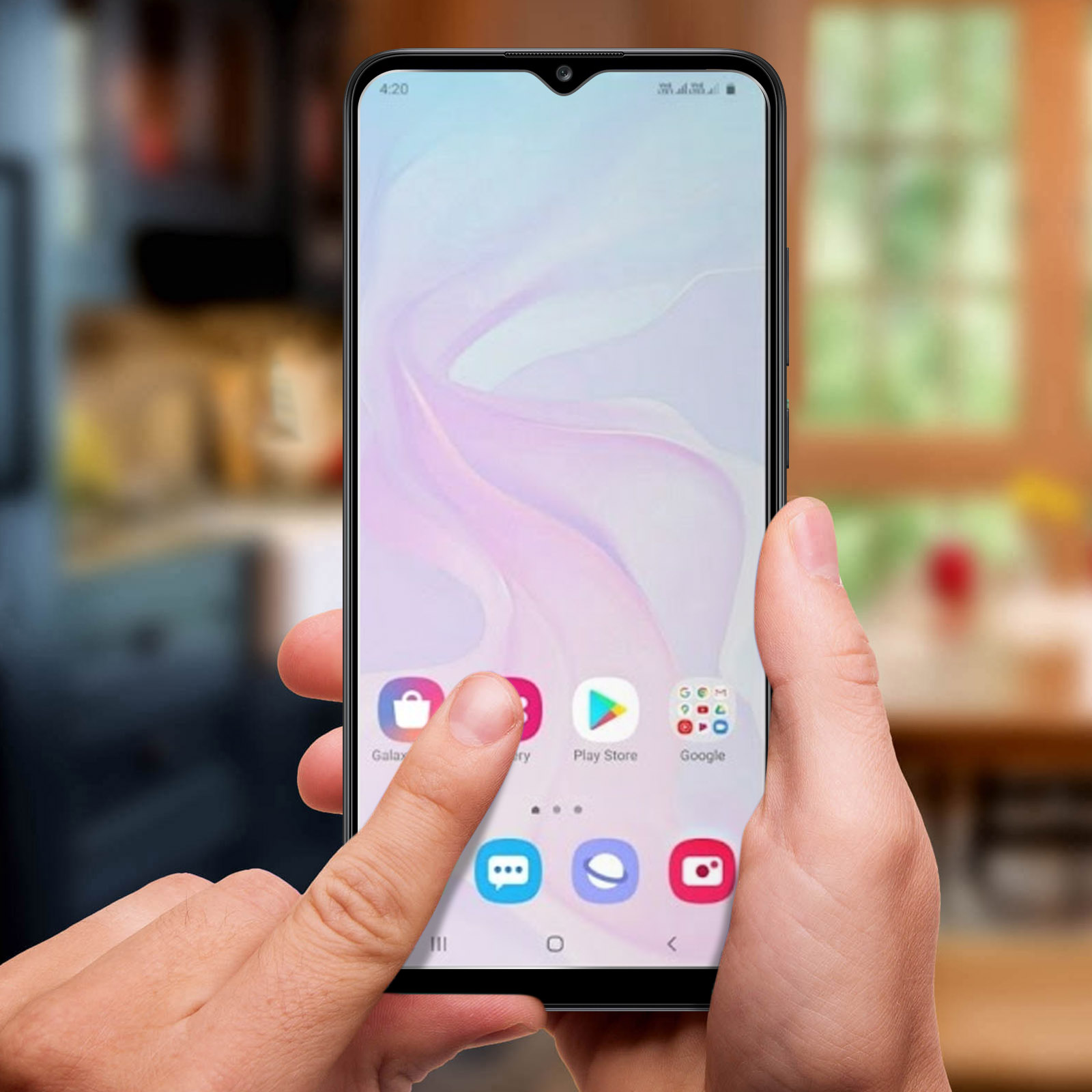 Hand die het telefoonscherm aanraakt. De telefoon toont app-pictogrammen. De achtergrond is wazig.