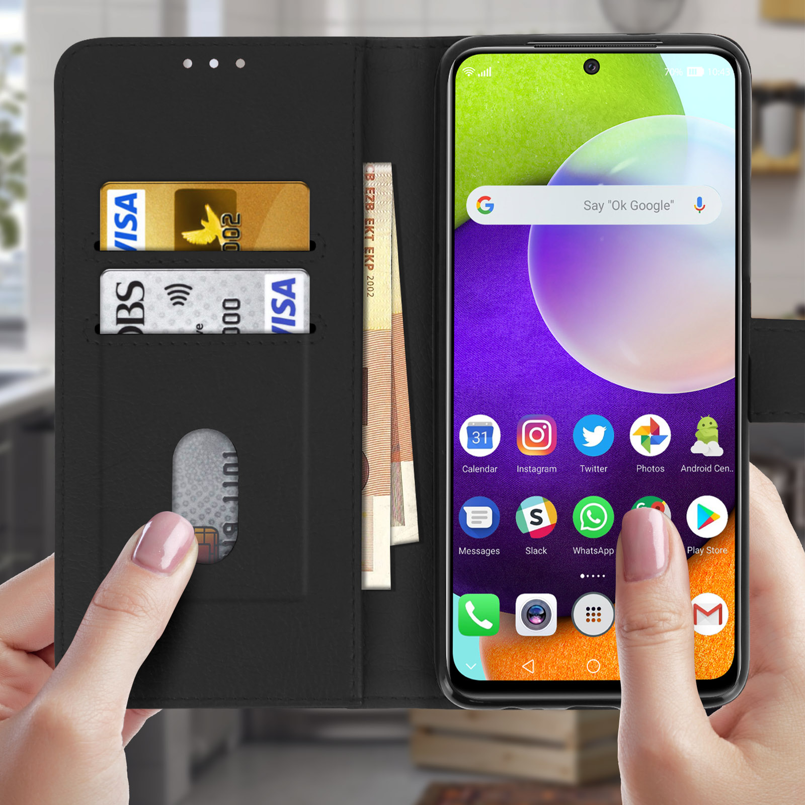 Een telefoonhoes, open, met een telefoon en creditcards, en wat geld zichtbaar.