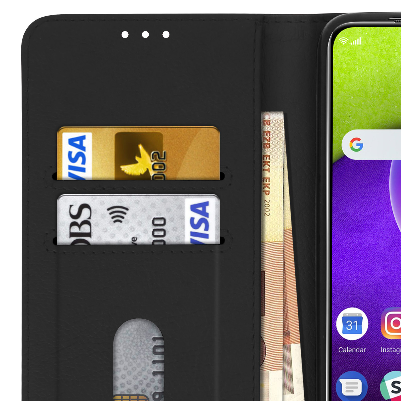 Een zwarte telefoonhoes met drie kaartsleuven en geld. Een telefoon met een startscherm is zichtbaar.