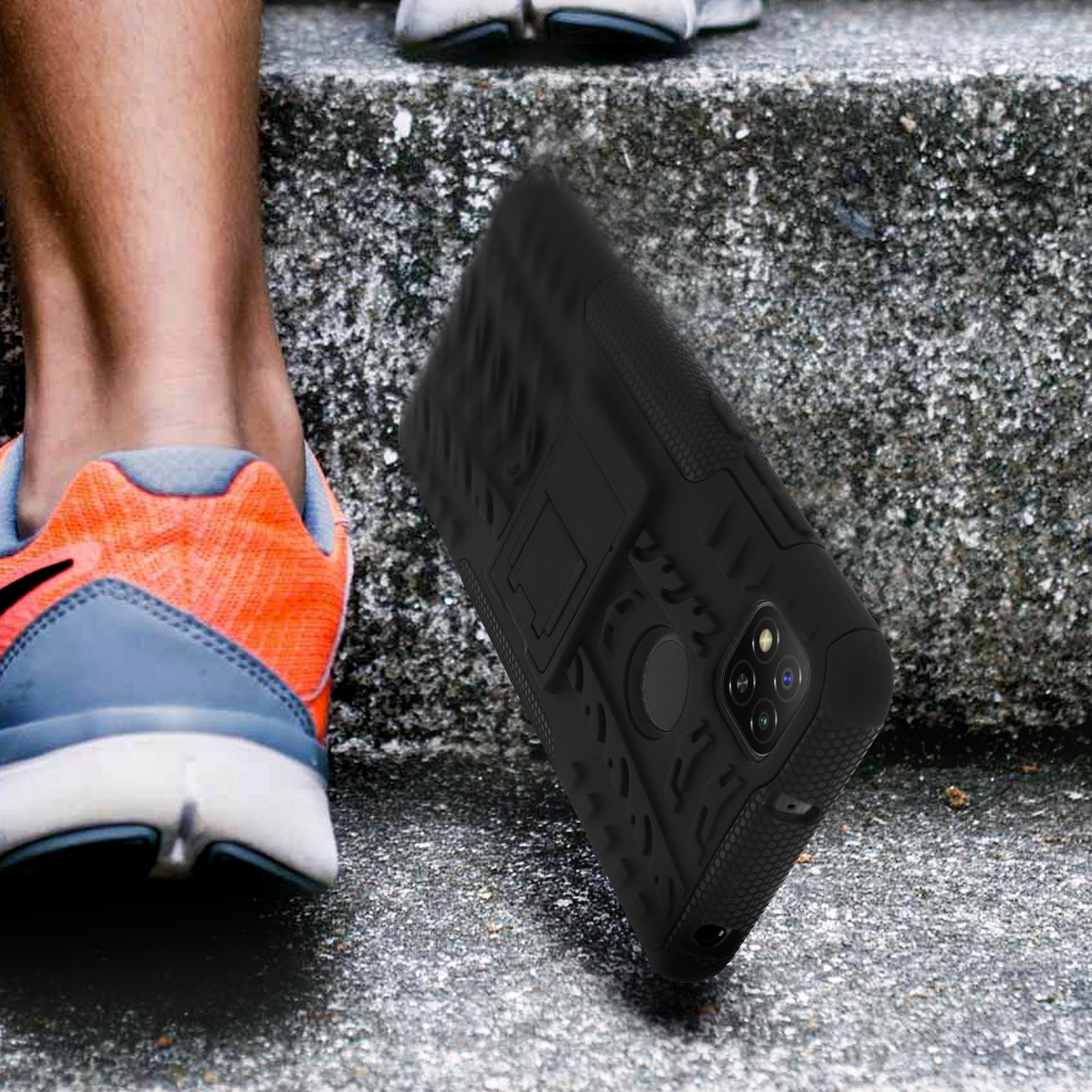 Una custodia nera per telefono con cavalletto, accanto alle scarpe arancioni e blu di una persona.