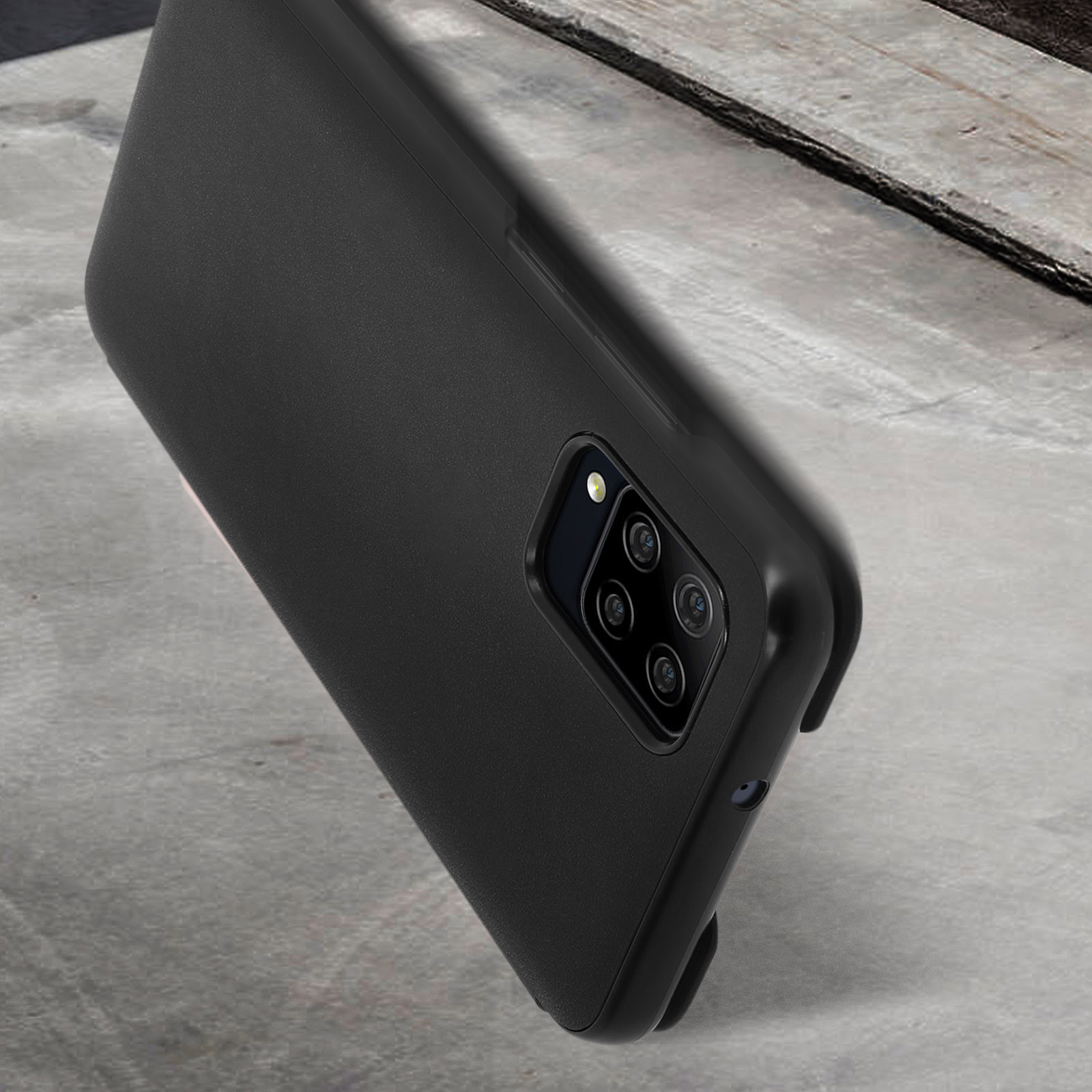 Custodia nera per telefono. Le lenti della fotocamera sono in evidenza. Sfondo grigio strutturato.