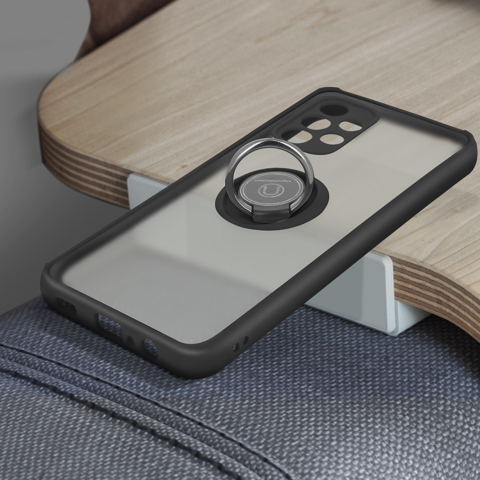 Coque de téléphone avec un support de bague sur une surface. Le téléphone est à l'intérieur.