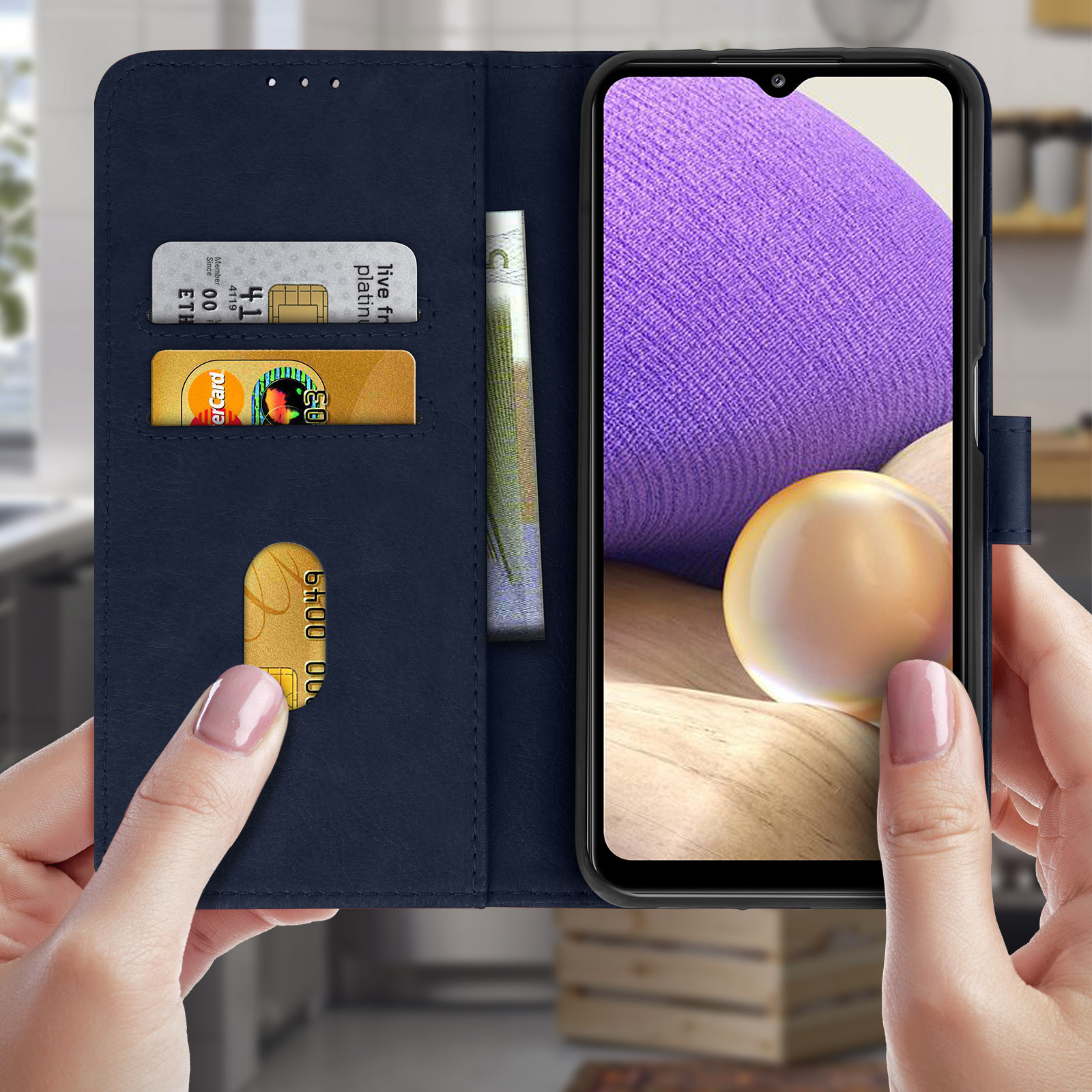 Custodia blu navy, dentro carte e denaro. Un telefono a destra.