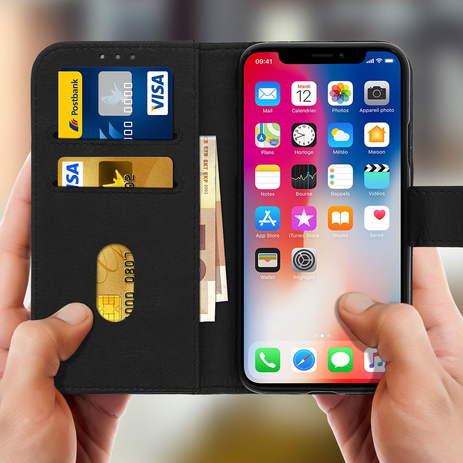 Custodia nera per telefono con carte di credito e un telefono che mostra una schermata dell'app viene tenuto.