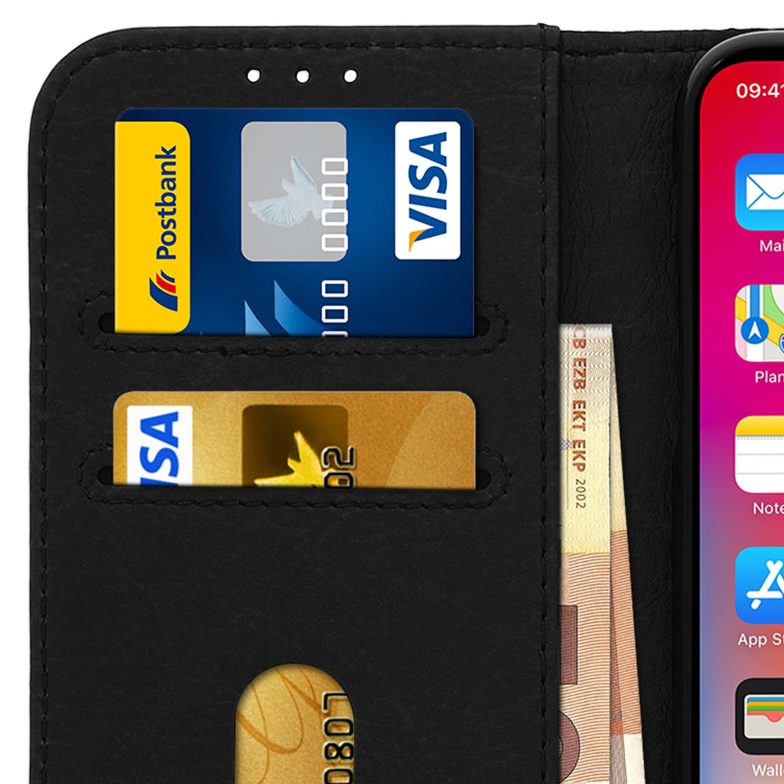 Un primo piano di una custodia per telefono nera aperta. Mostra carte di credito, denaro e un telefono che mostra uno schermo.
