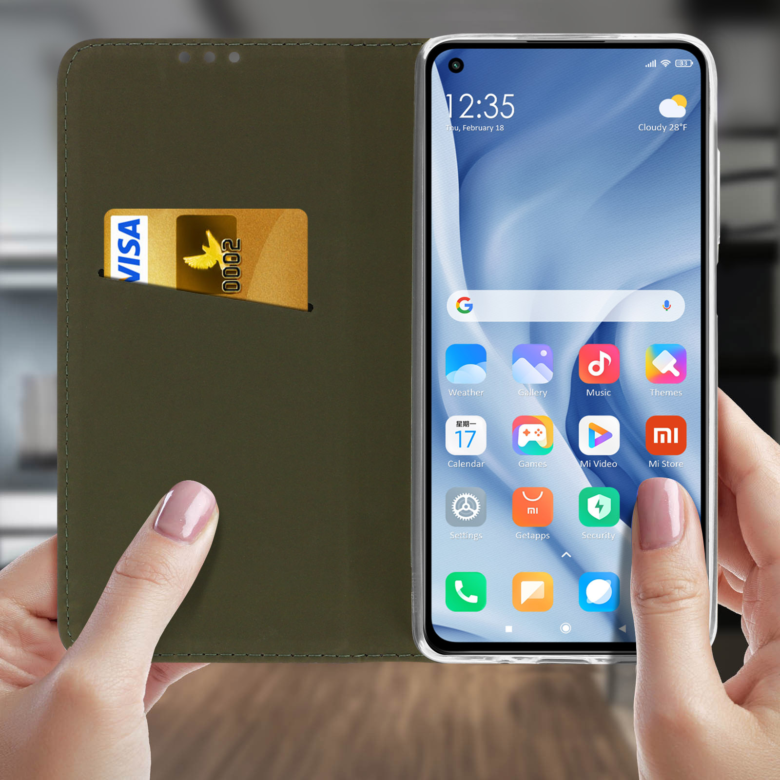 Mani che tengono un telefono con una carta Visa in un portafoglio. Lo schermo del telefono mostra app e data.
