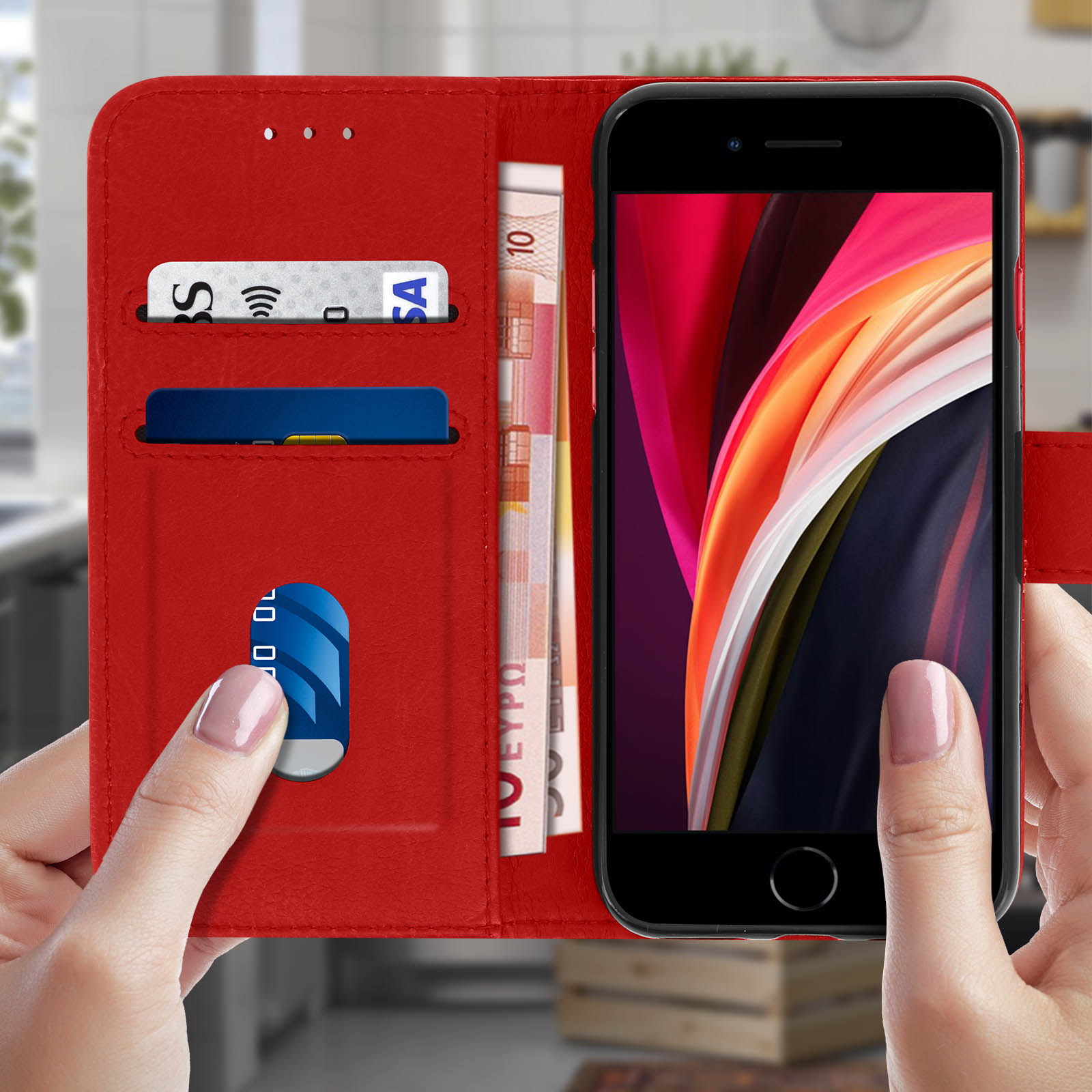 Un portafoglio rosso per telefono aperto, che mostra telefono, carte e contanti. Tenuto.