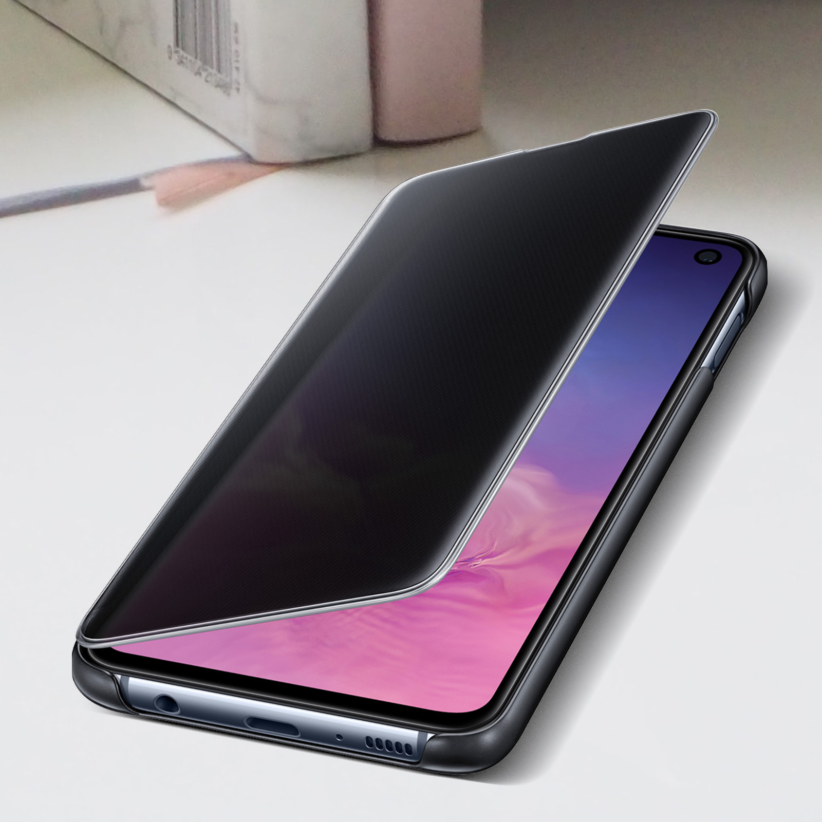 Telefon jest w czarnym etui. Etui jest częściowo otwarte.