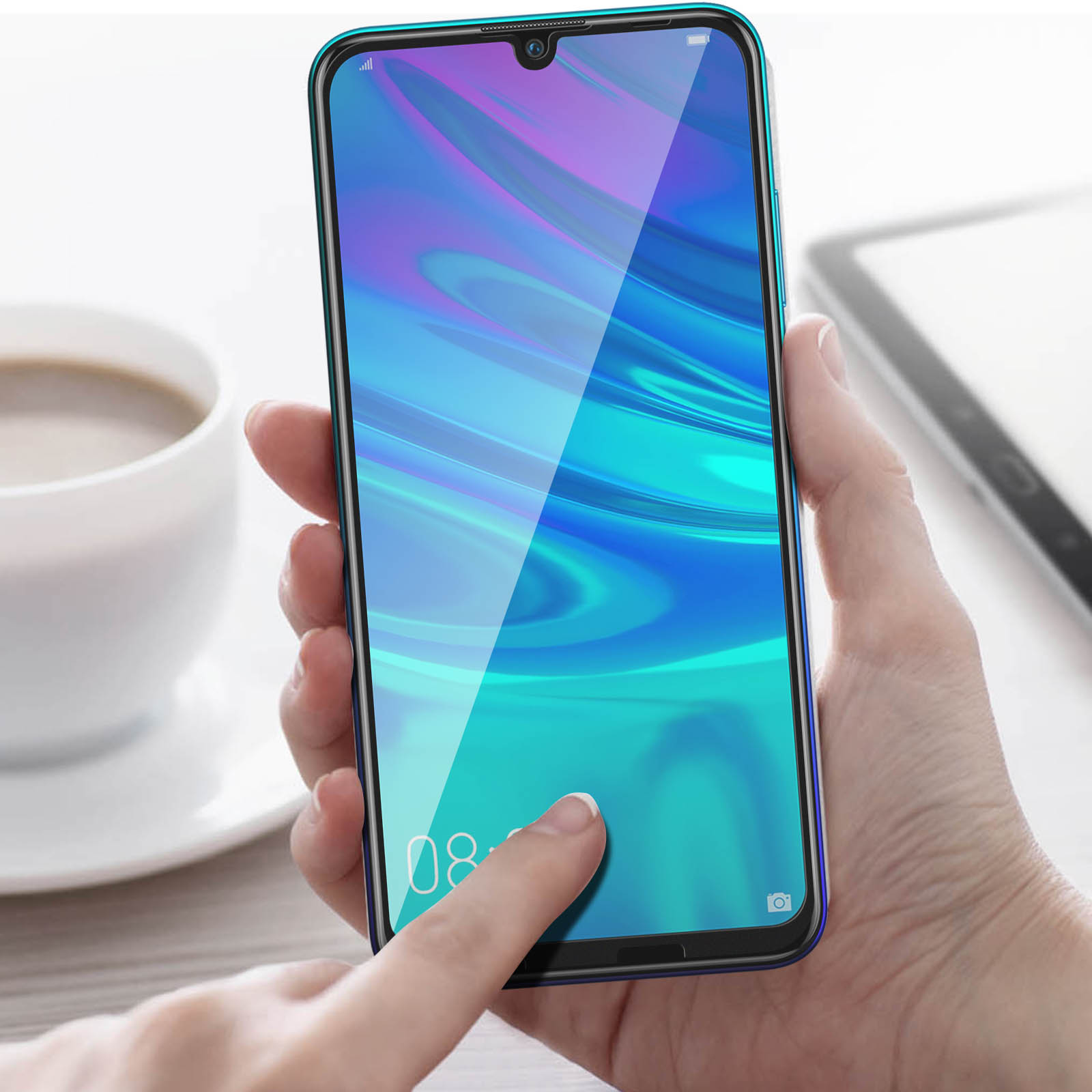 La mano di una persona che tocca lo schermo di un telefono con una protezione per lo schermo applicata.