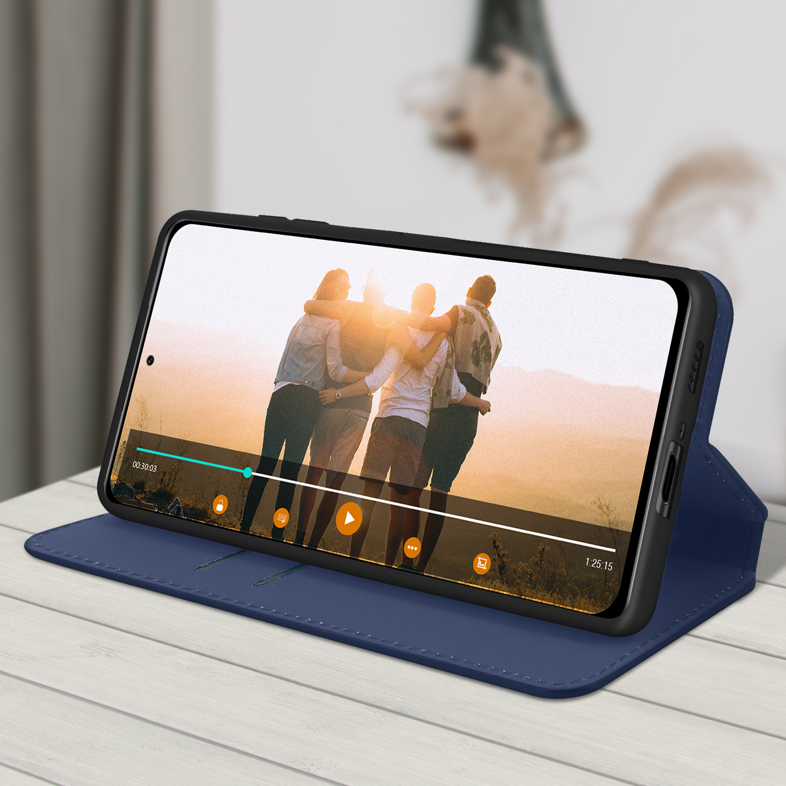 Een telefoon in een blauwe hoes toont een video van mensen. De hoes is open.