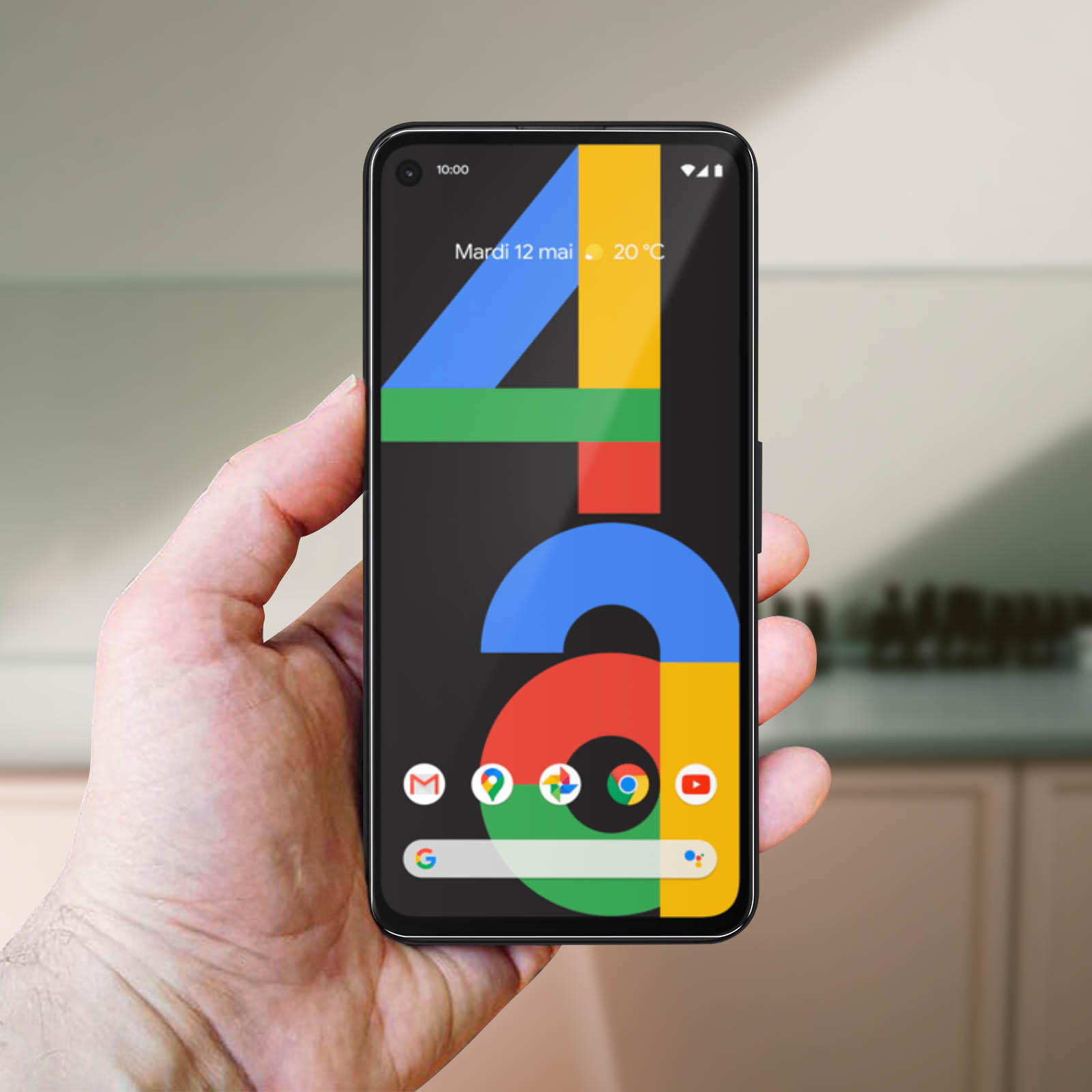 Una mano che tiene un telefono che mostra un logo Google colorato su uno sfondo grigio con testo.