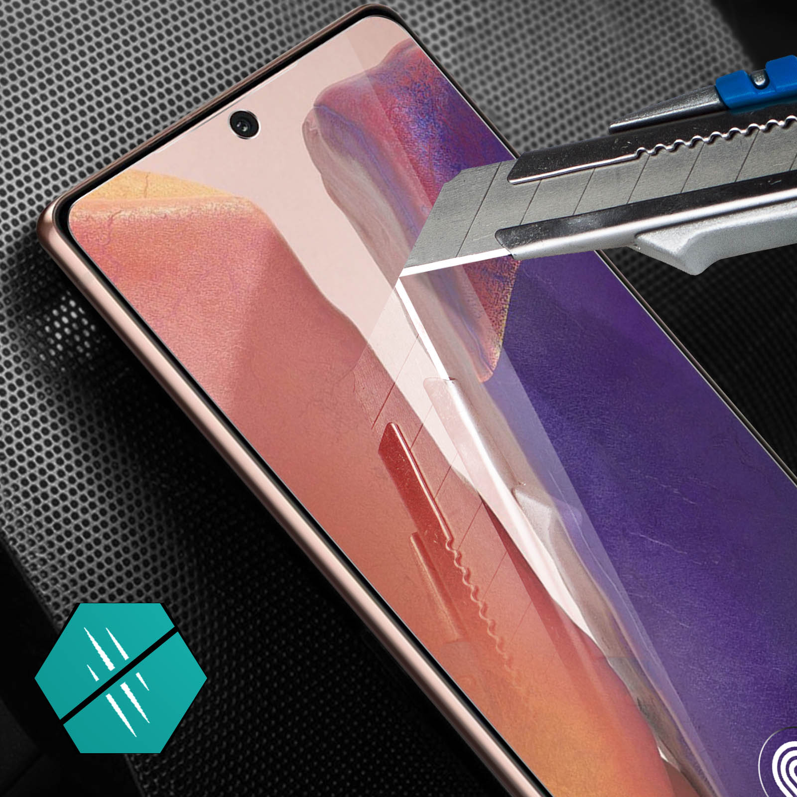 Un écran de smartphone testé avec un couteau, montrant le protecteur d'écran. La surface est noire.
