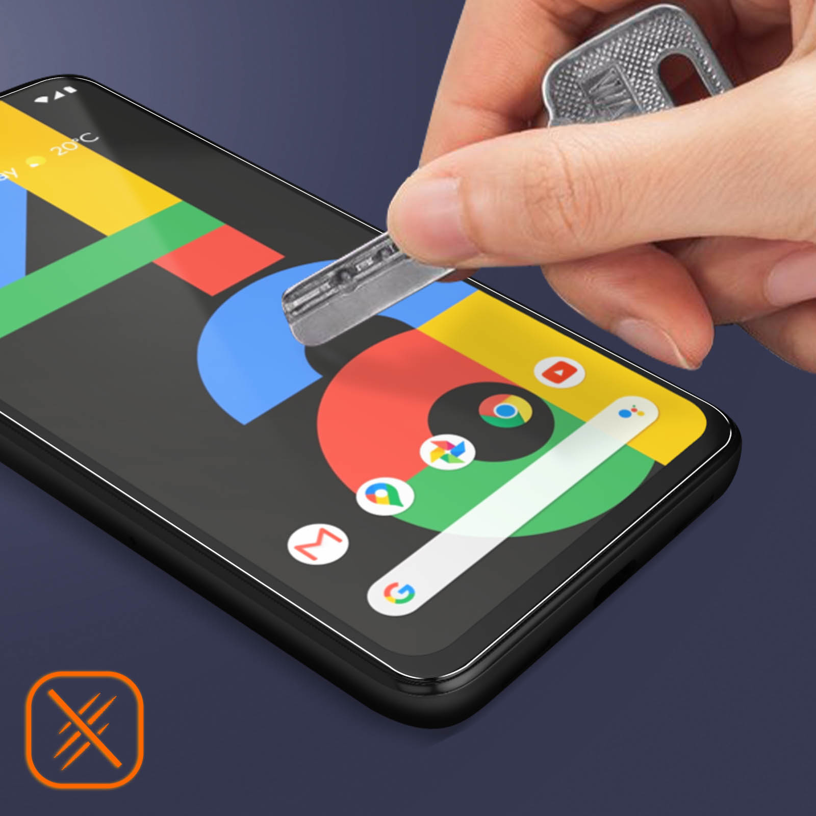 Una mano che prova una protezione schermo su uno smartphone. La protezione è sullo schermo.