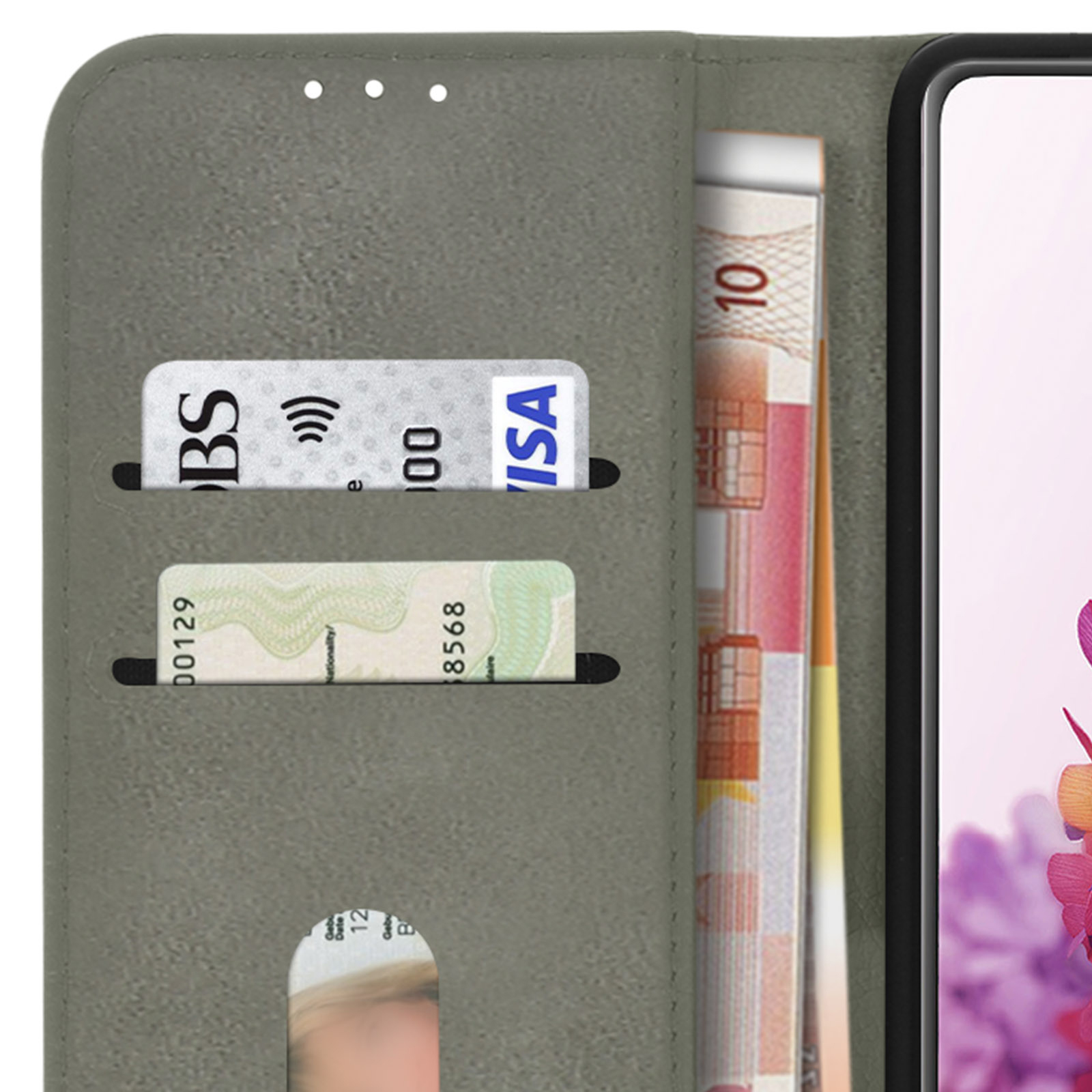 Primo piano di una custodia per telefono con carte di credito e denaro all'interno. Il telefono è a destra.