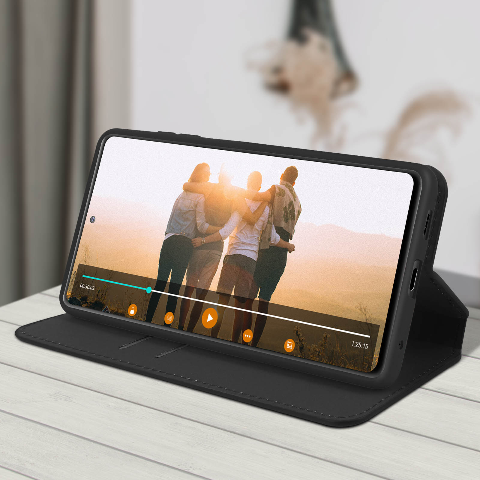 Telefono in custodia nera che mostra un video di persone al tramonto.