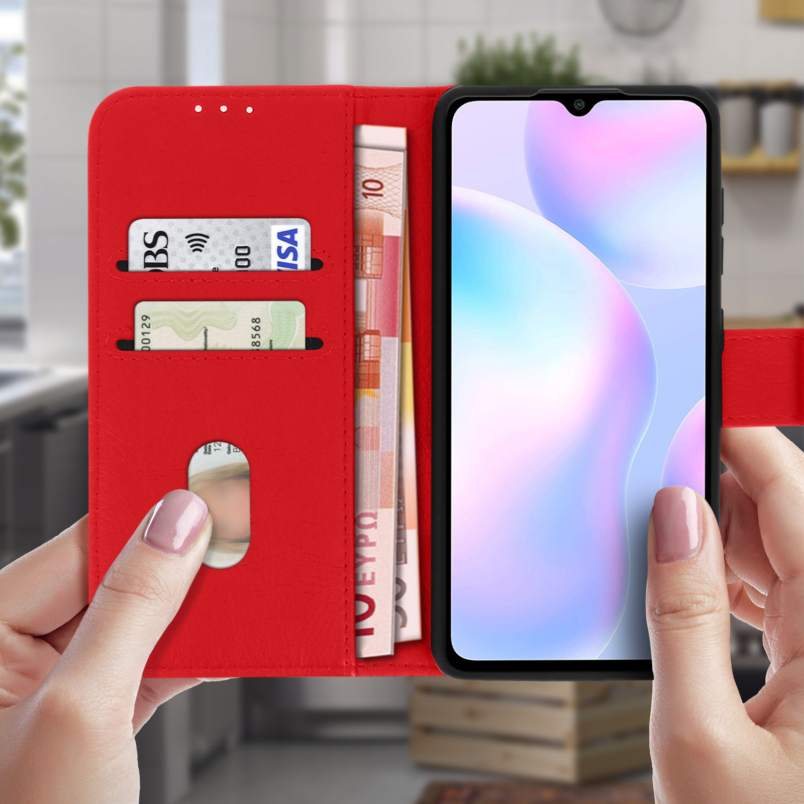 Coque de téléphone rouge avec cartes et argent. Une main tient l'étui ouvert.