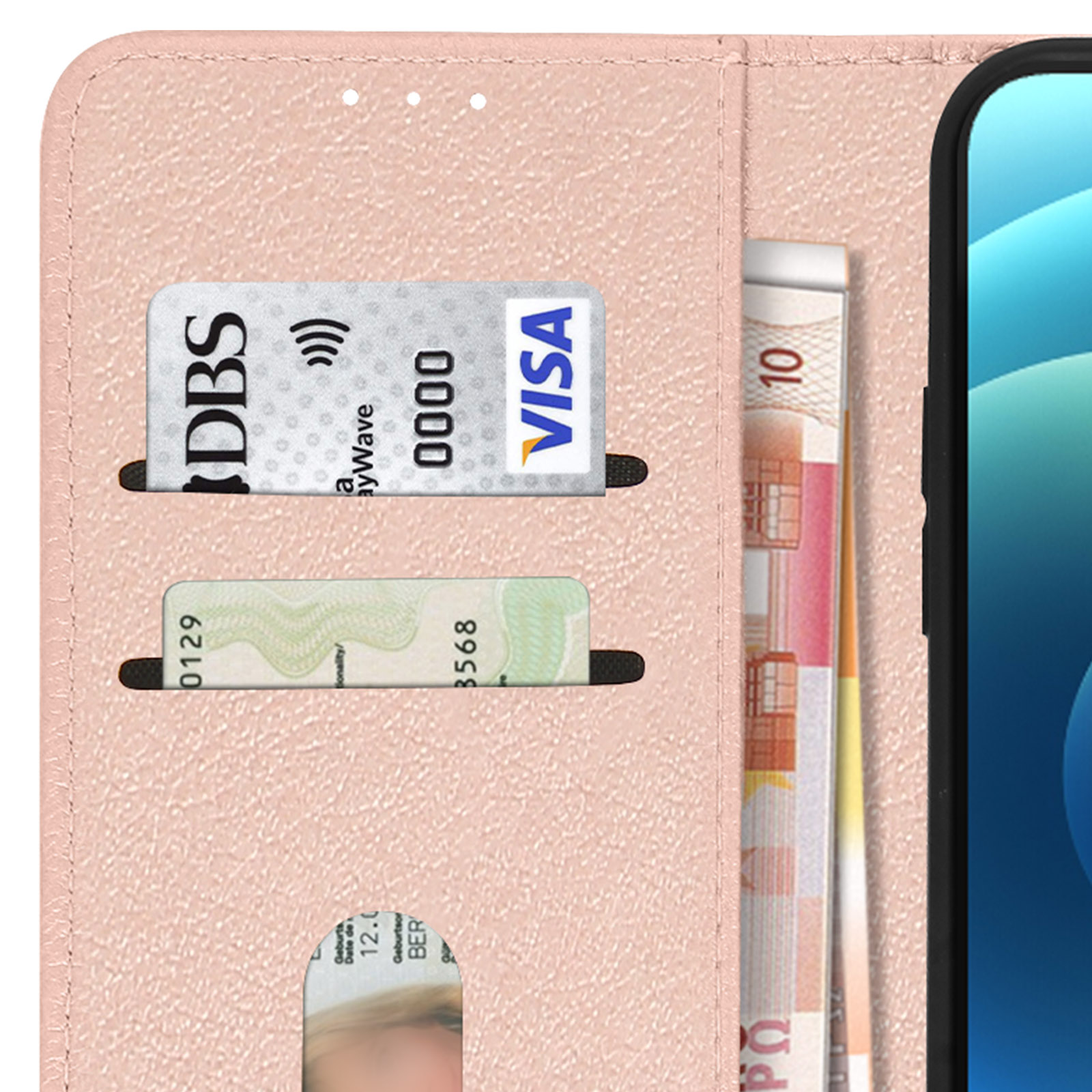 Primo piano di una custodia per telefono rosa aperta con carte e denaro all'interno. Telefono a destra.