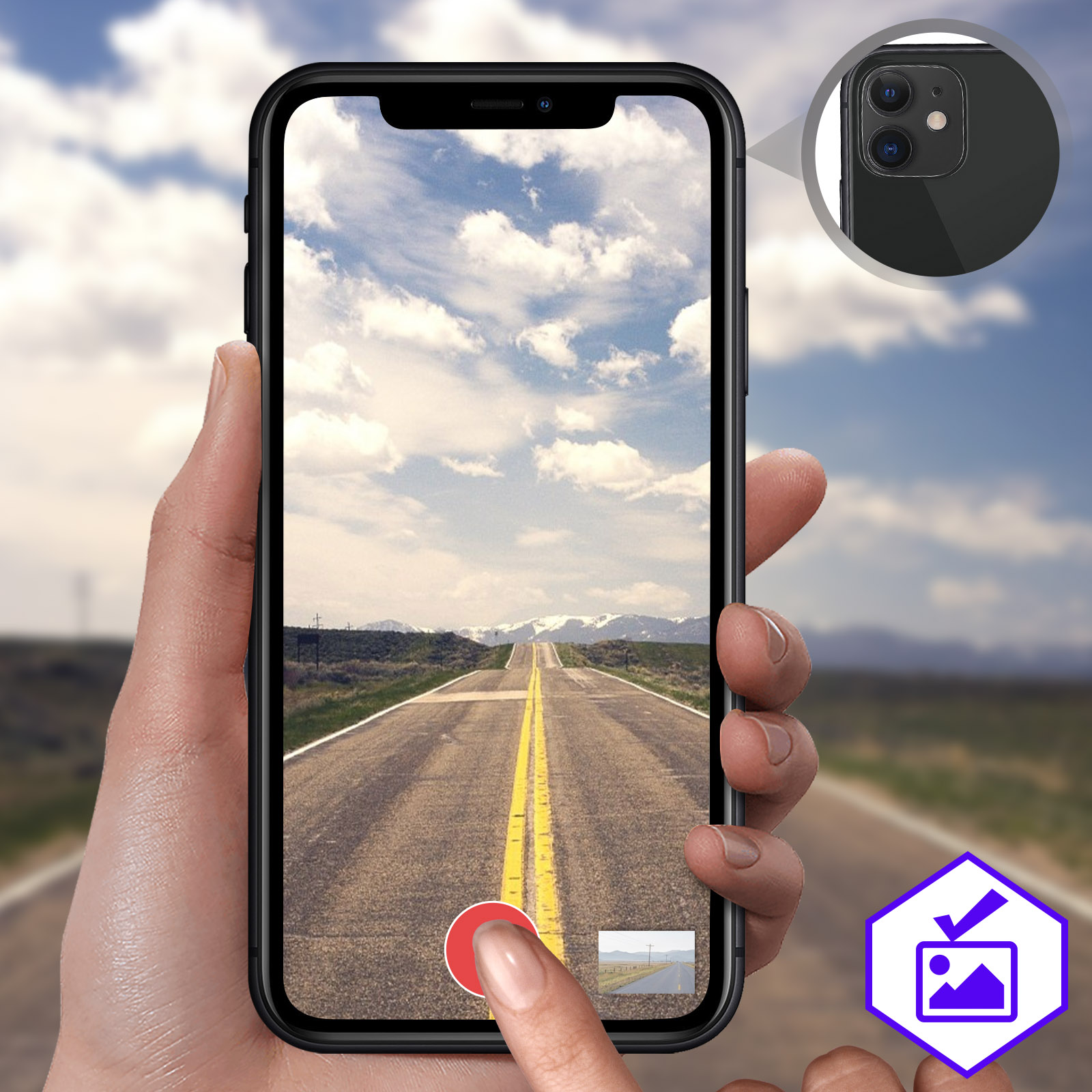 Mano che tiene un telefono che mostra una strada con montagne. Il dito tocca il pulsante di registrazione. Il telefono ha una fotocamera.