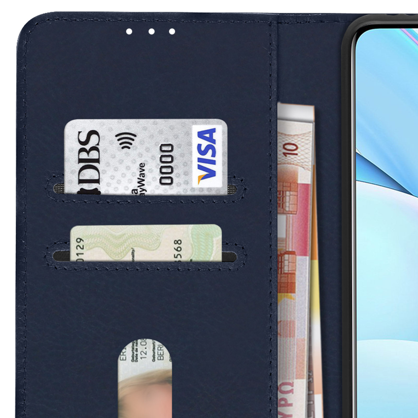Custodia blu per telefono aperta con carte e denaro all'interno. La custodia è aperta. Lo sfondo è bianco.