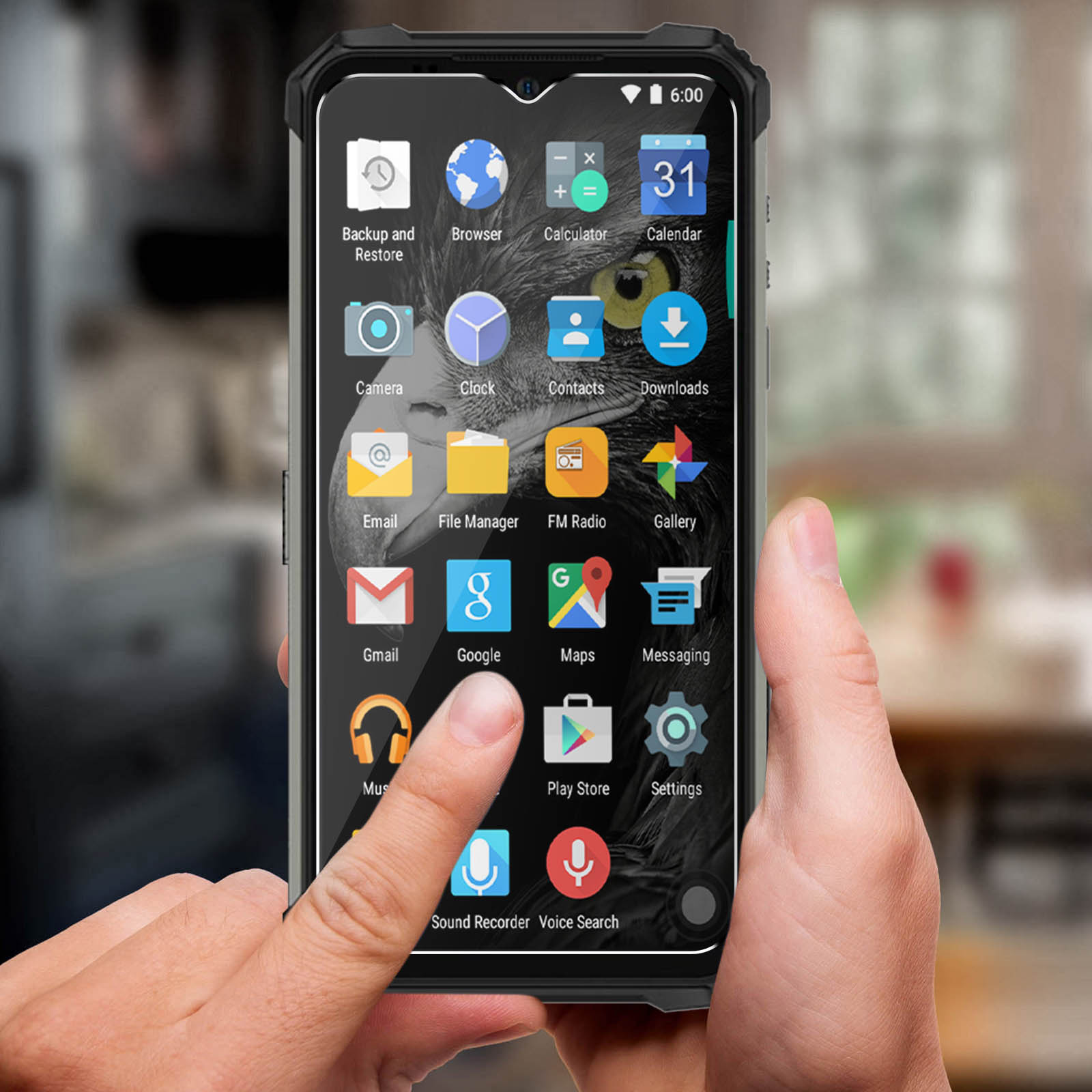 La mano di una persona tocca lo schermo di un telefono che mostra app. Il telefono è in una custodia protettiva.