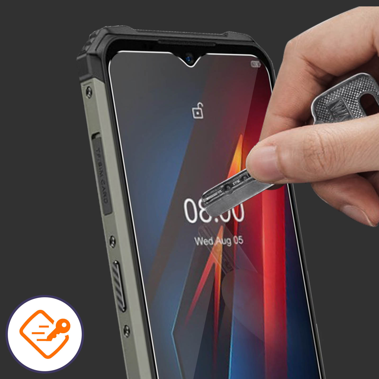 Mano che tiene una chiave vicino allo schermo di un telefono con un salvaschermo applicato.