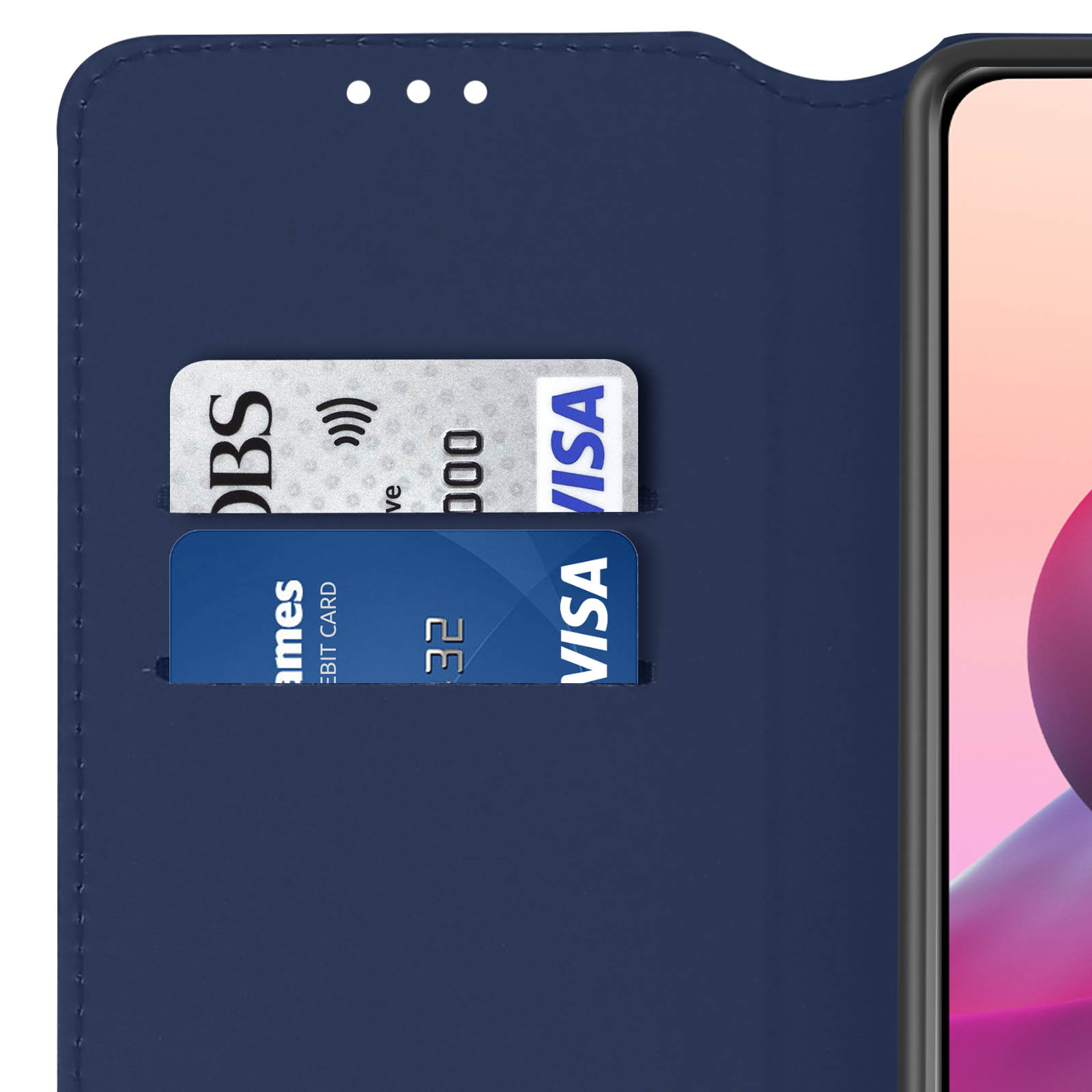 Primo piano di una custodia blu con carte di credito nello slot. Lo schermo è visibile.