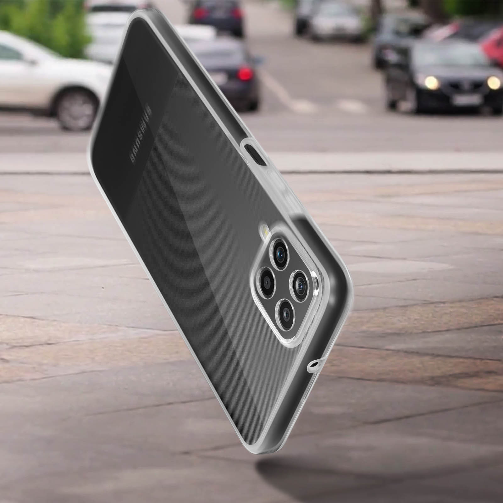 Coque de téléphone transparente avec caméra et fond de rue. Voitures et route.