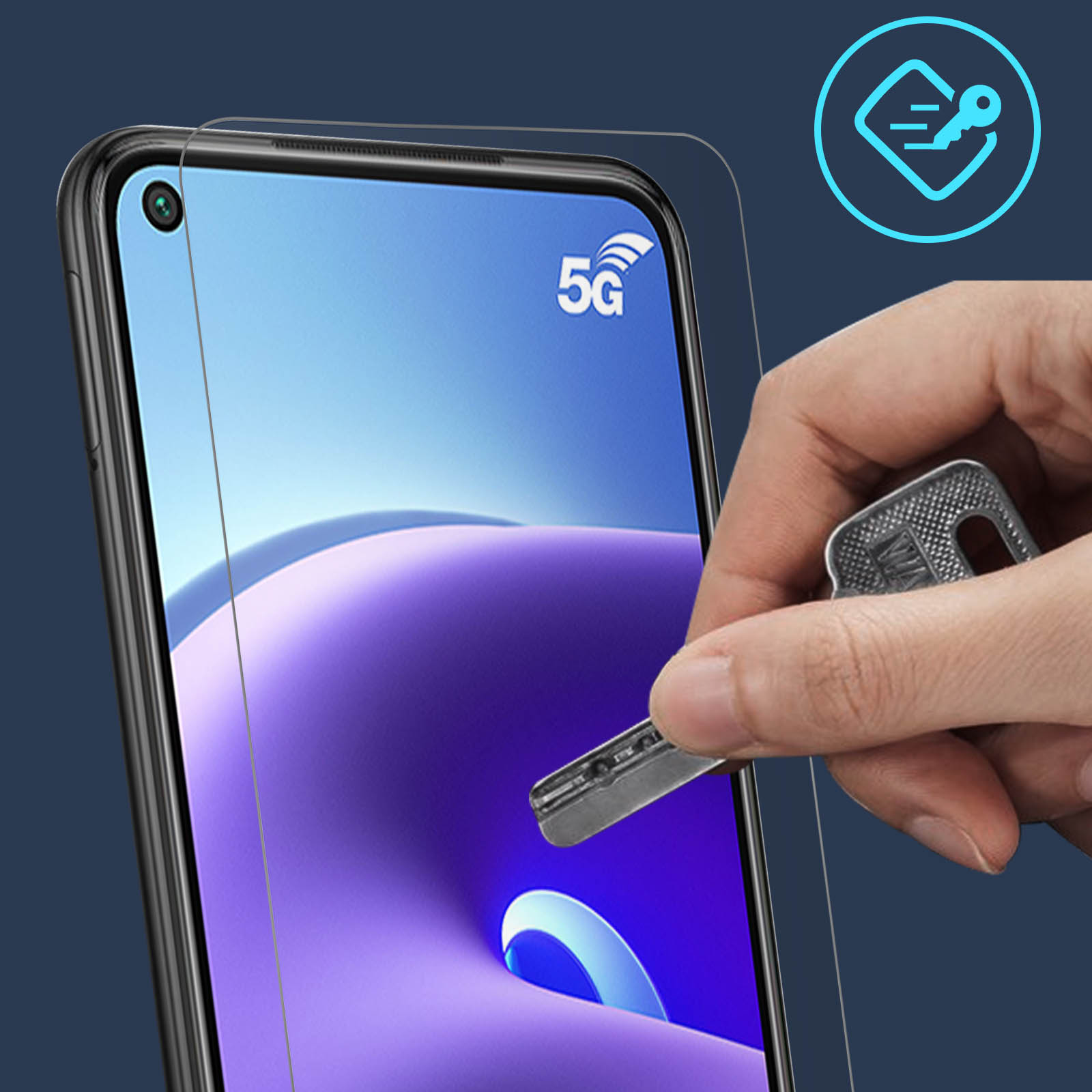 Une main tenant une clé sur le point d'appliquer un protecteur d'écran sur un téléphone. Fond bleu.