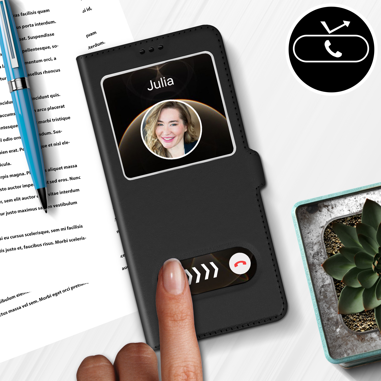 Zwarte telefoonhoes met een scherm met een videogesprek met een vrouw genaamd Julia.