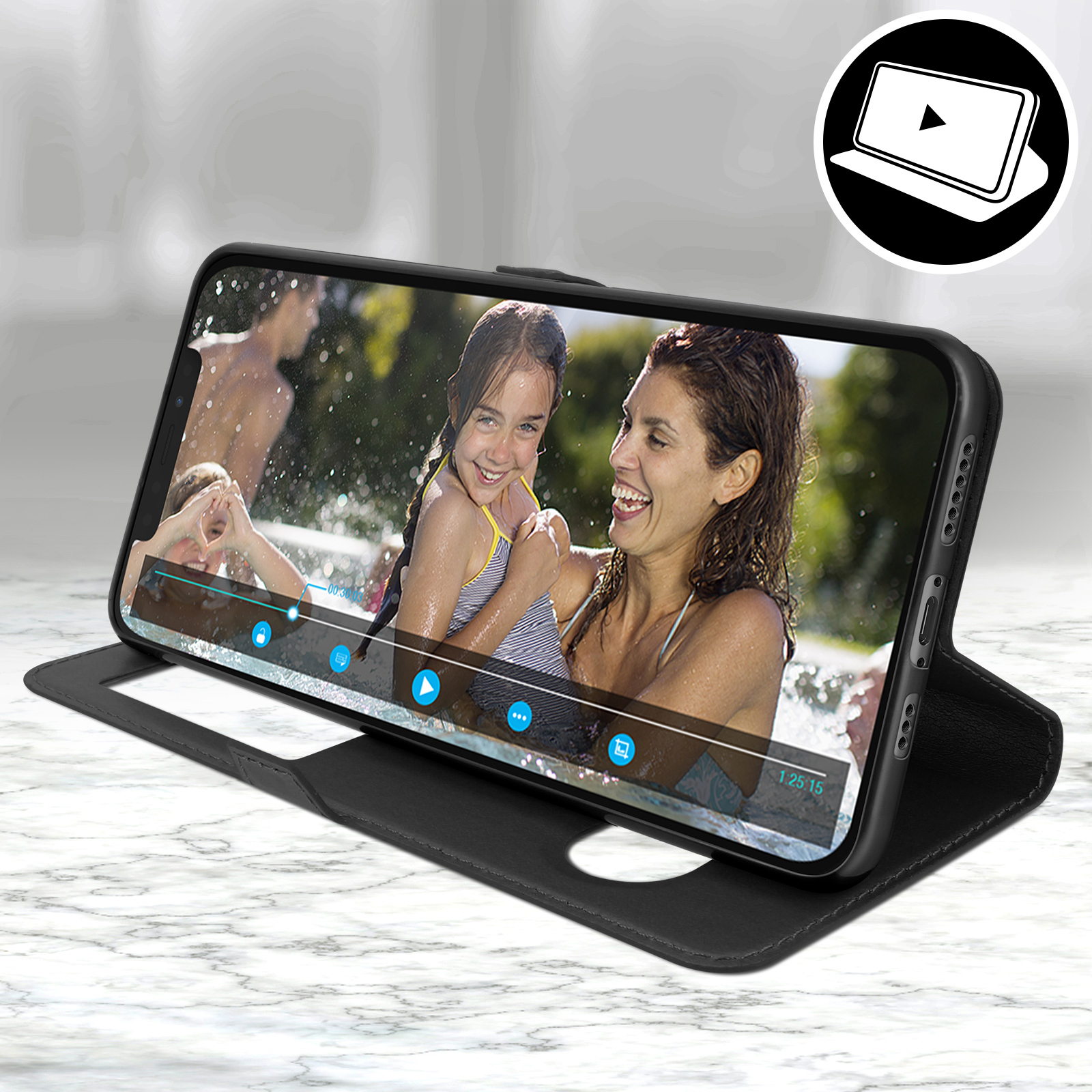 Een telefoon toont een video van mensen in het water. De telefoon is open, liggend op een marmeren oppervlak.