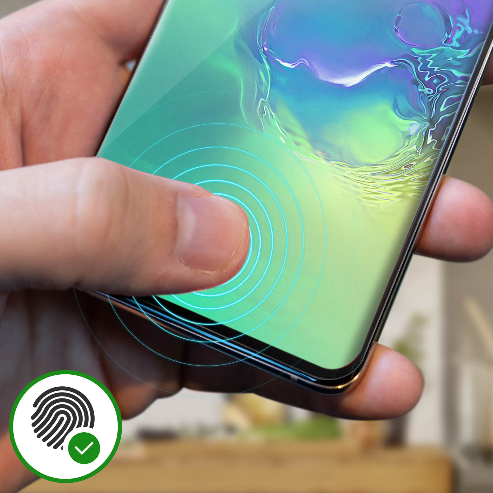 Mano che tocca lo schermo dello smartphone con protezione, icona impronta con spunta.