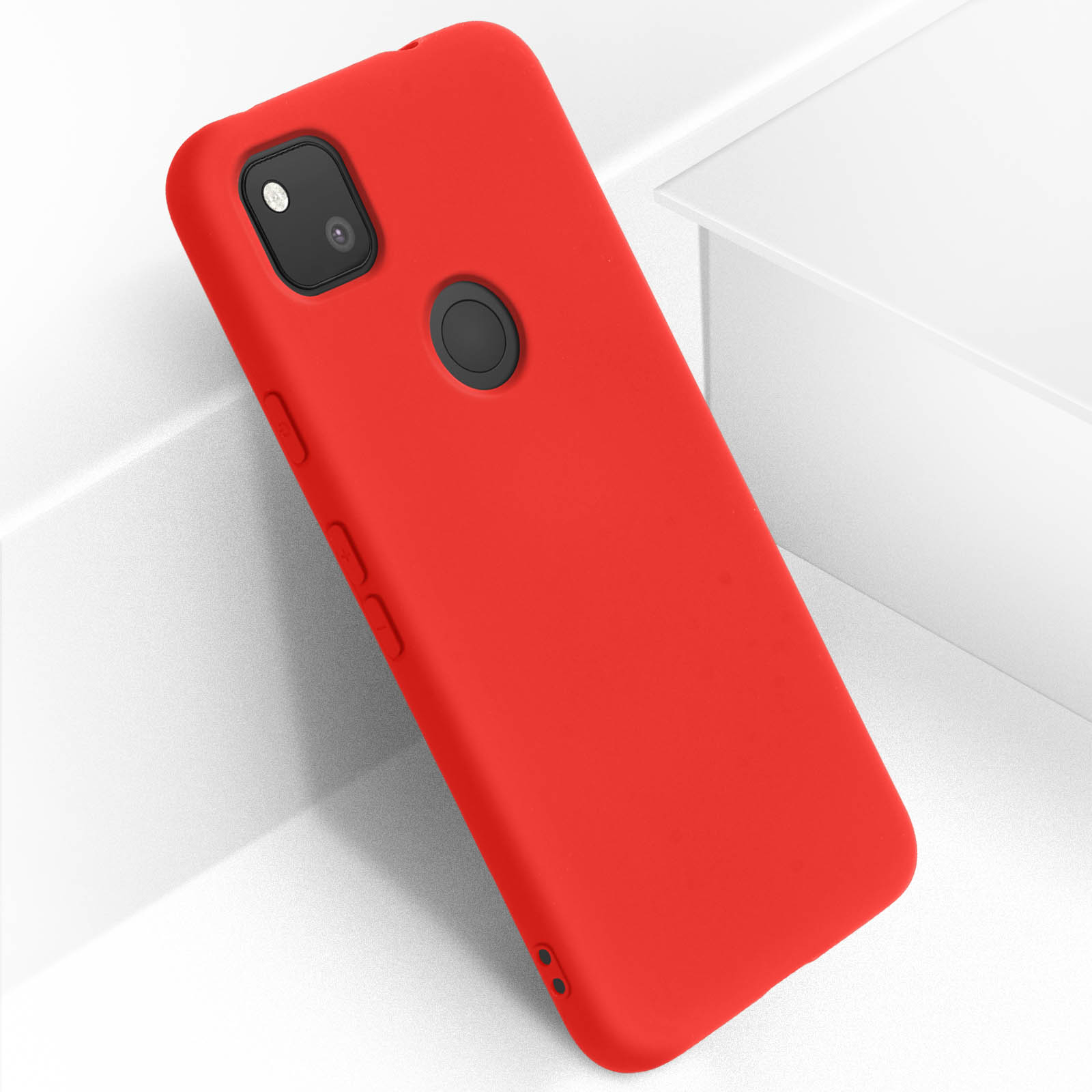 Een rode telefoonhoes op een wit oppervlak. De hoes heeft een camera en een zwarte cirkel.