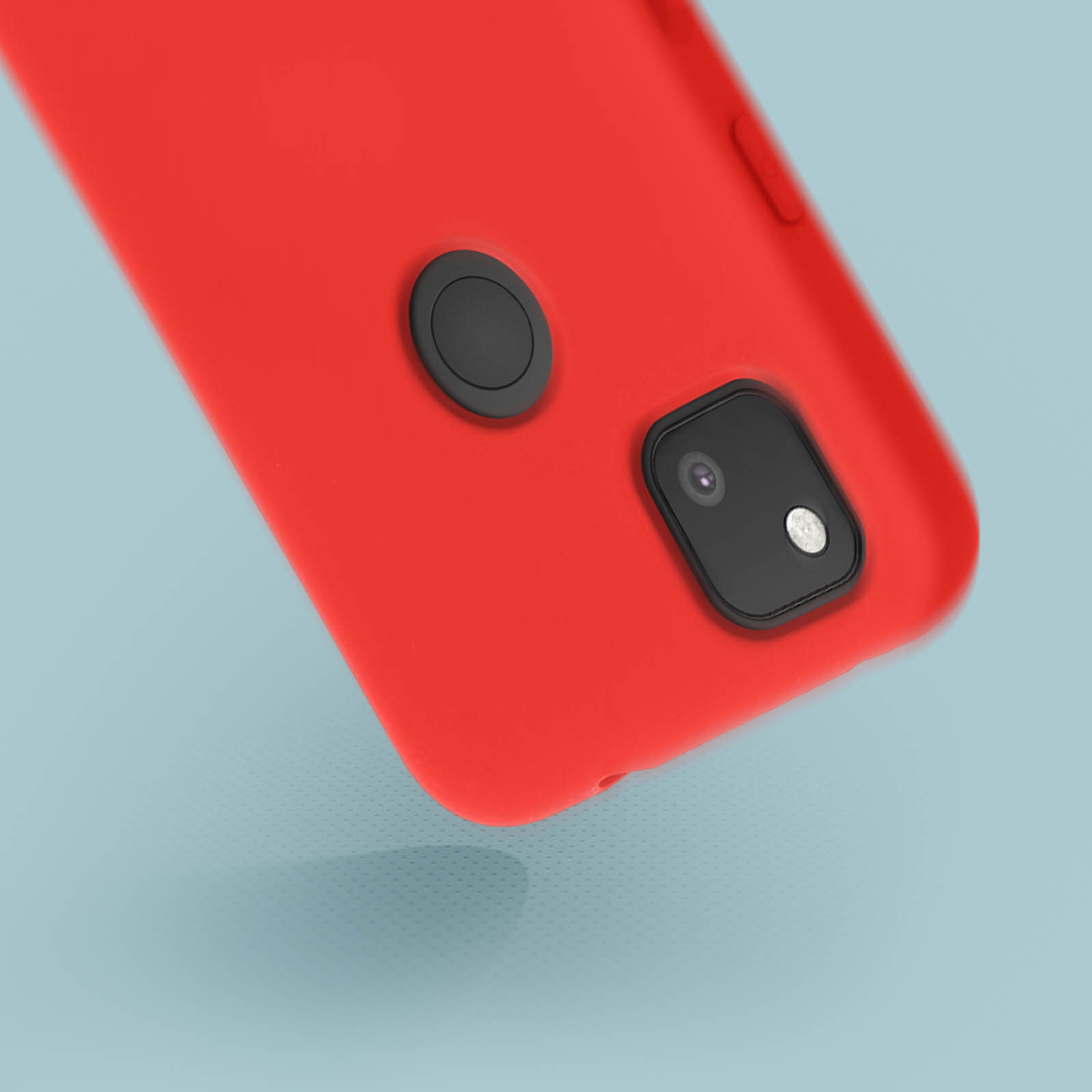 Rode telefoonhoes met zwarte camera zweeft in lucht op lichtblauwe achtergrond.