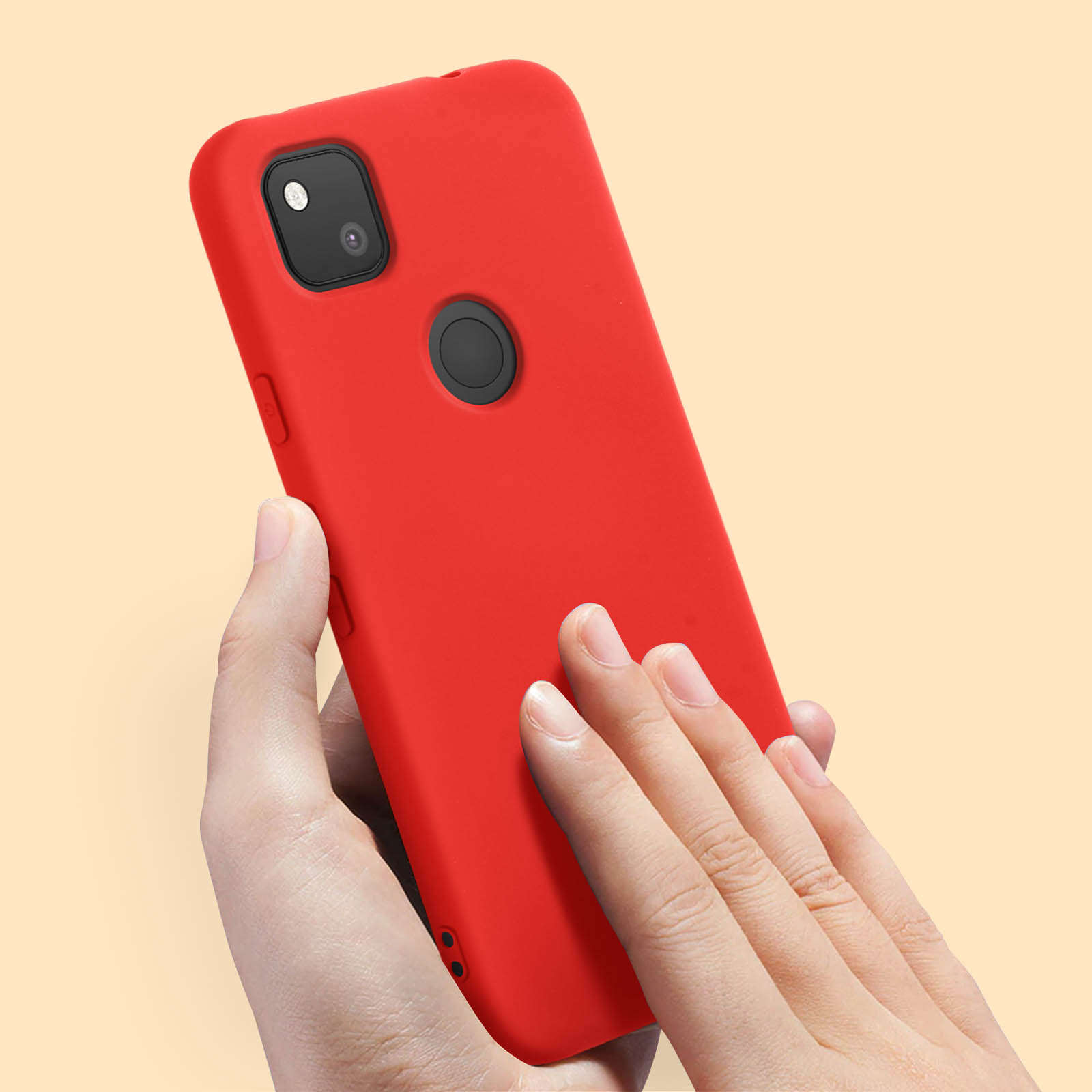 Rode telefoonhoes in een hand. De telefoon heeft een camera en een zwarte cirkel.