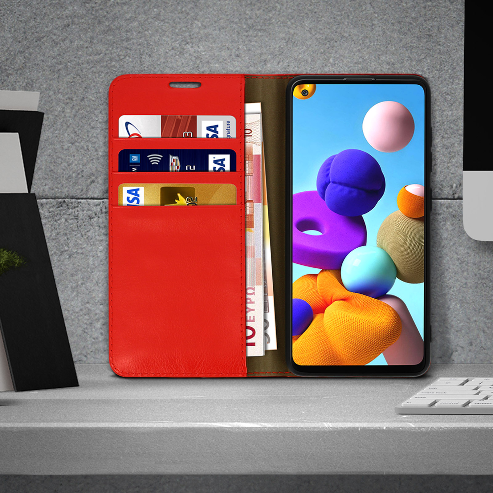 Un étui de téléphone rouge avec des cartes et de l'argent visibles, écran de téléphone affiché.